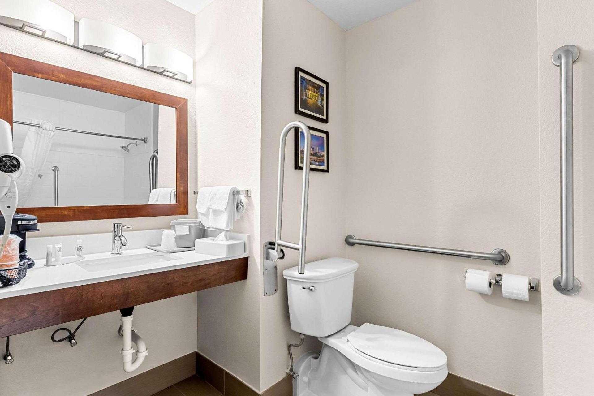 Comfort Inn University photo 18