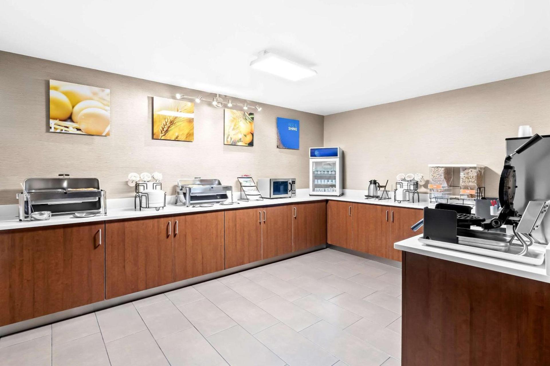Comfort Inn University photo 33