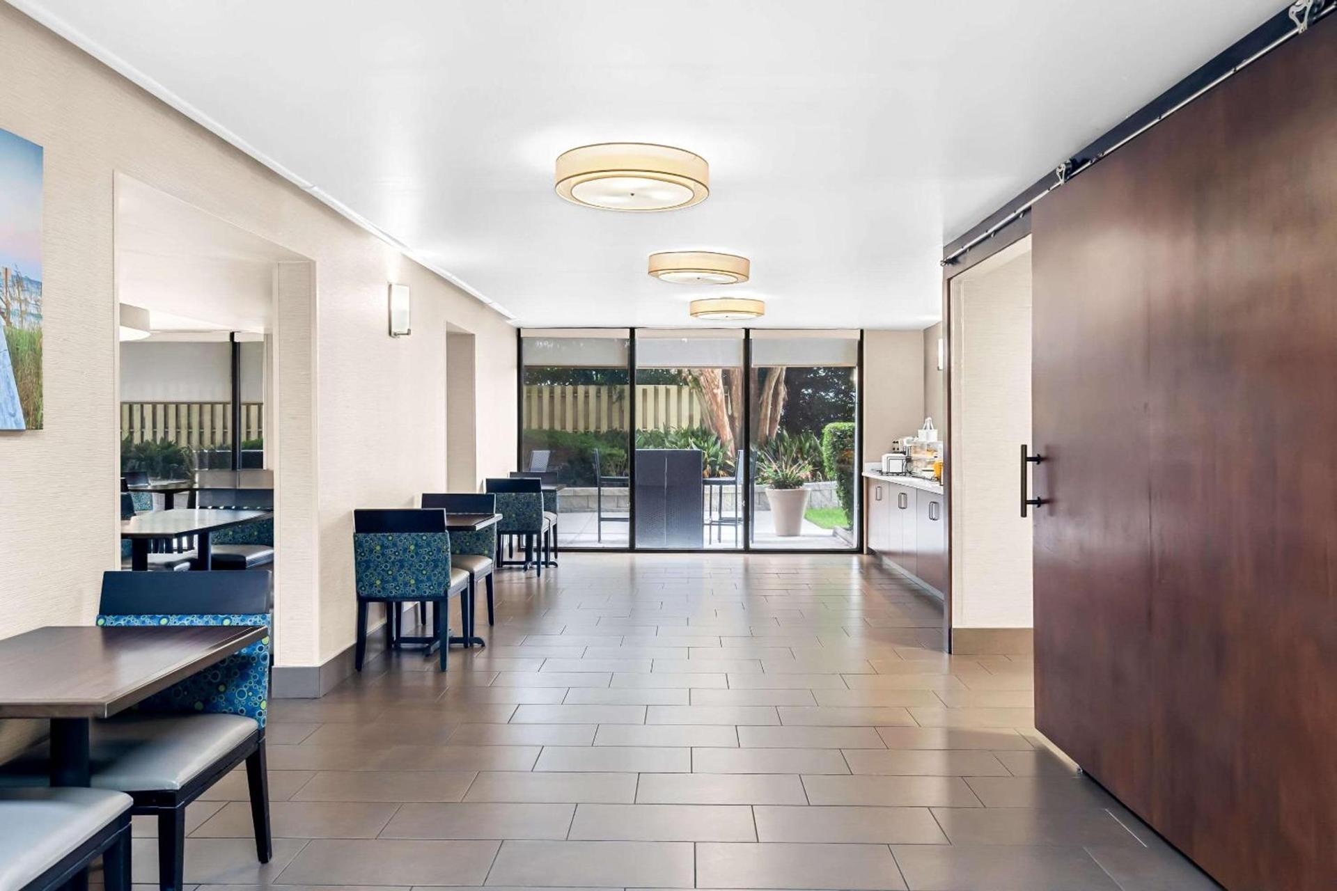 Comfort Inn University photo 36