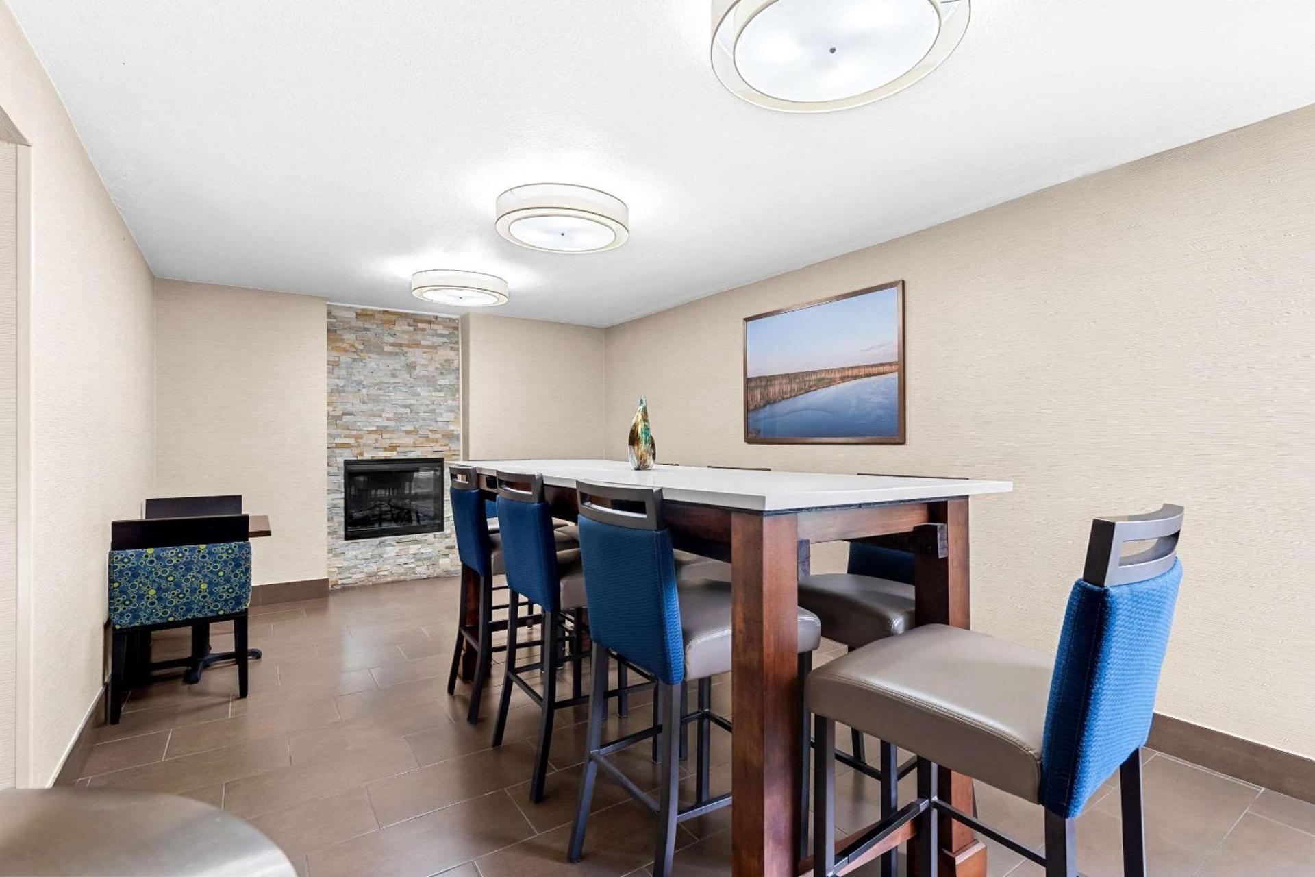 Comfort Inn University photo 37