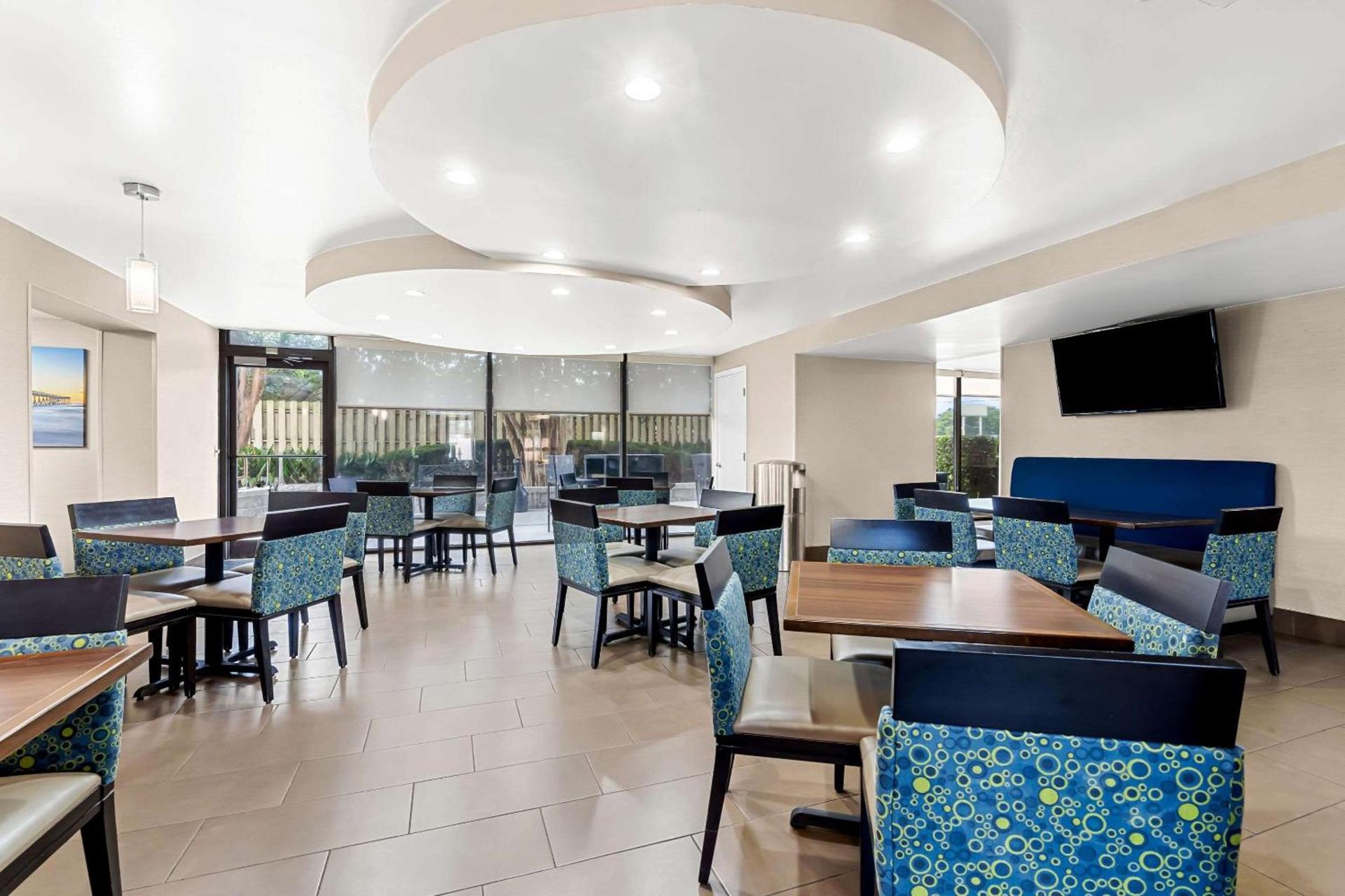 Comfort Inn University photo 38
