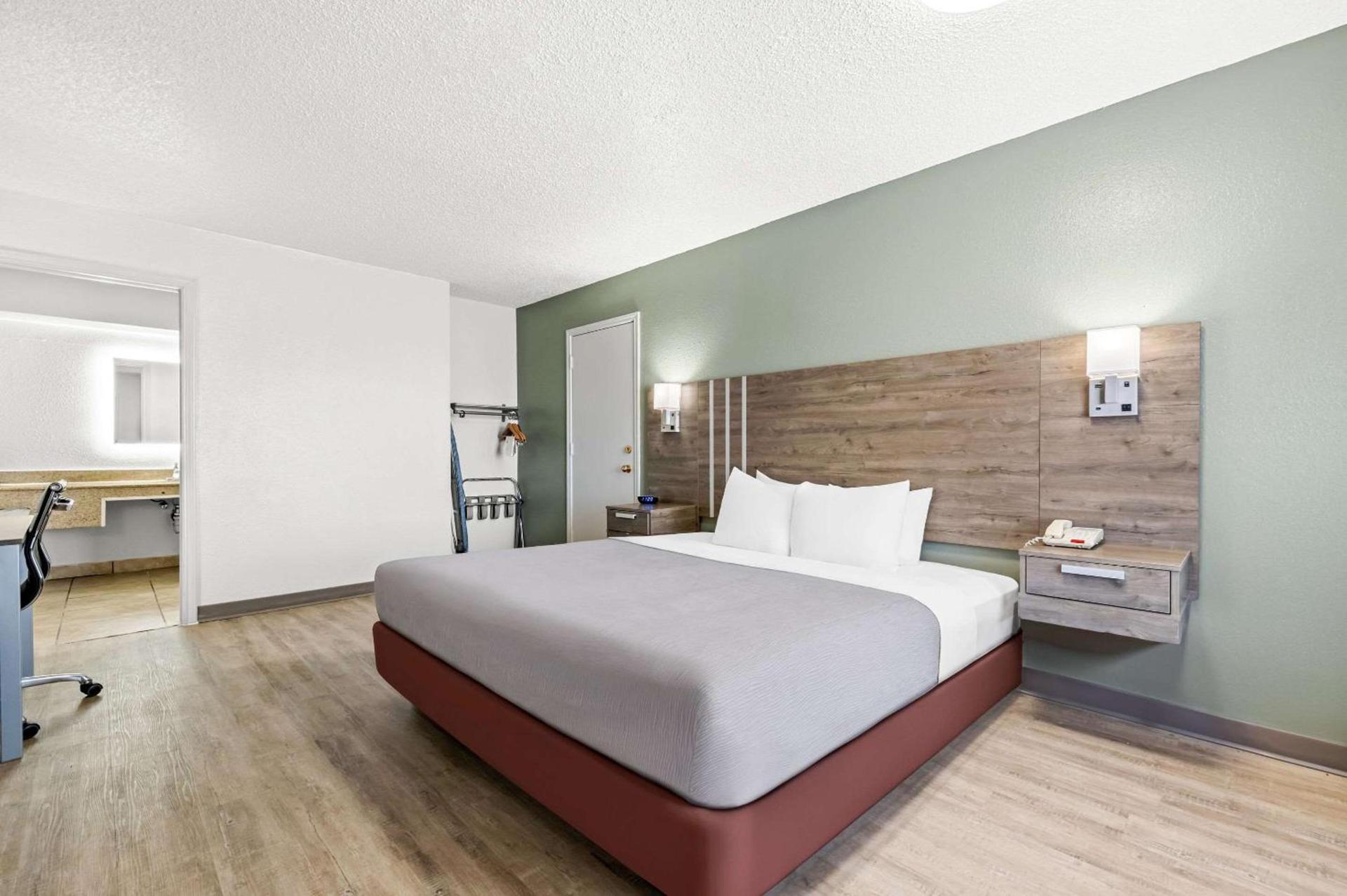 Quality Inn Plainview photo 9