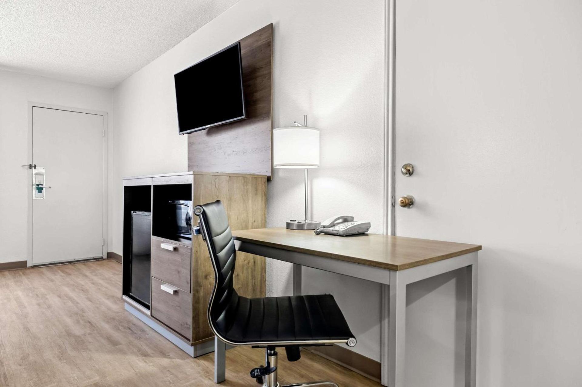 Quality Inn Plainview photo 13