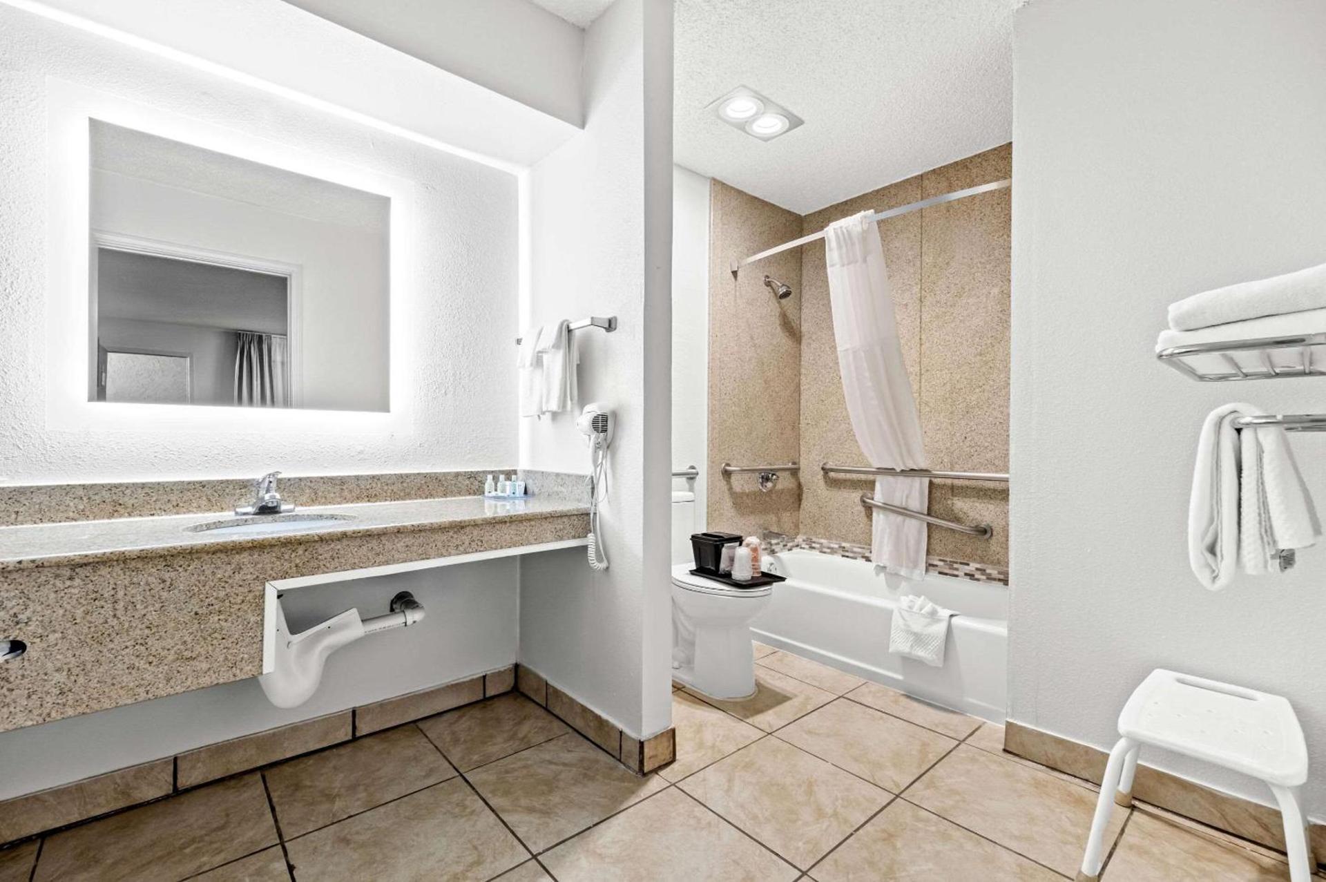 Quality Inn Plainview photo 19