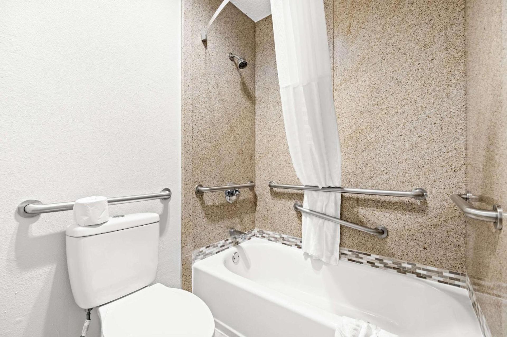 Quality Inn Plainview photo 20