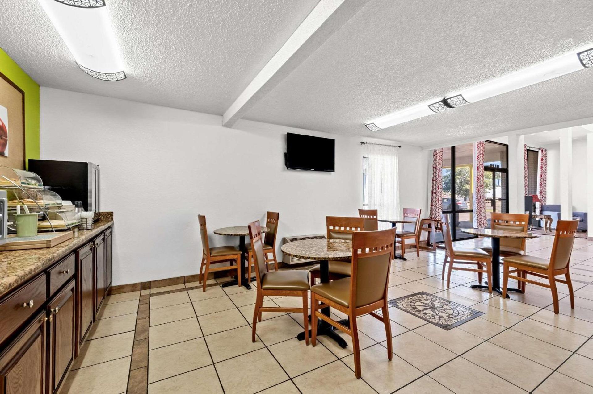Quality Inn Plainview photo 30