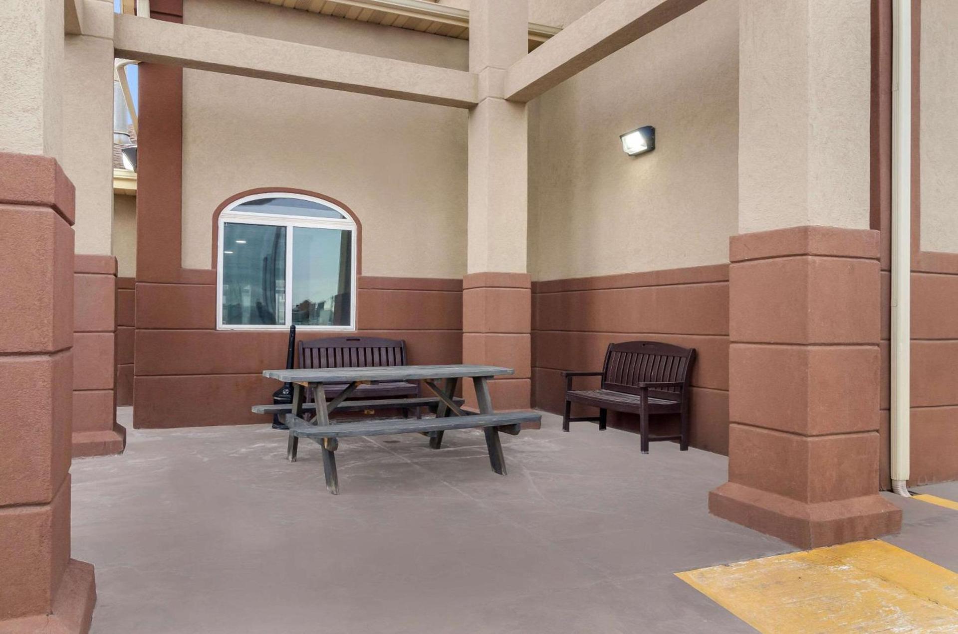 Econo Lodge Scottsbluff photo 3
