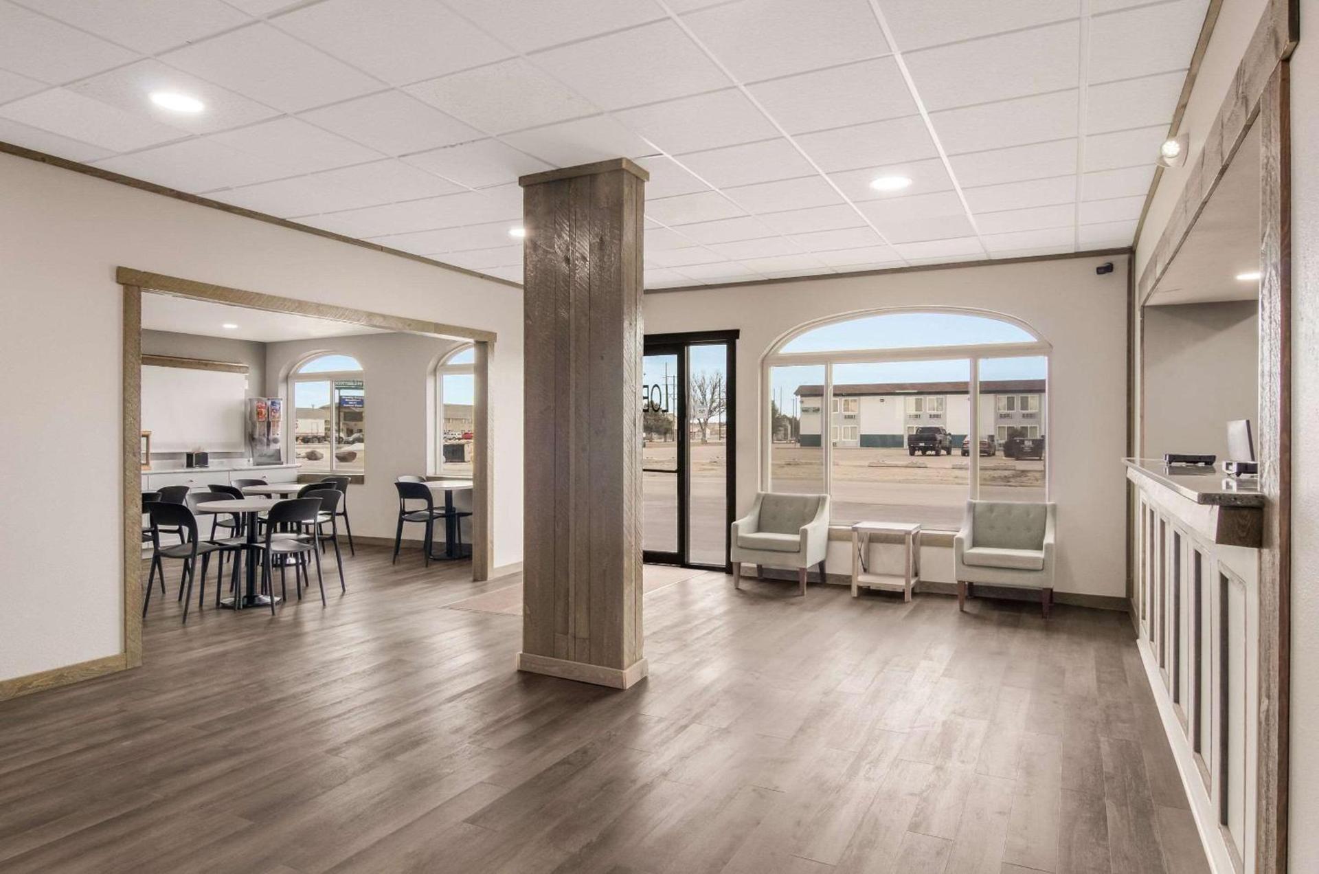 Econo Lodge Scottsbluff photo 8
