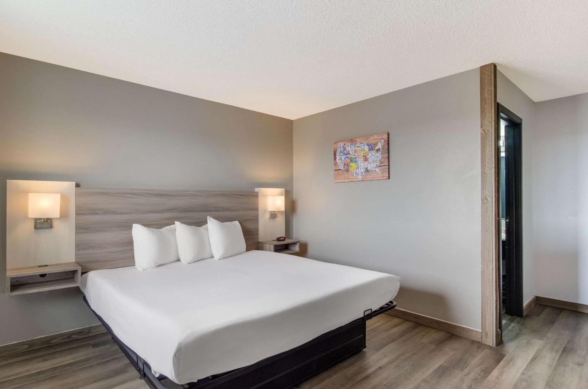 Econo Lodge Scottsbluff photo 10