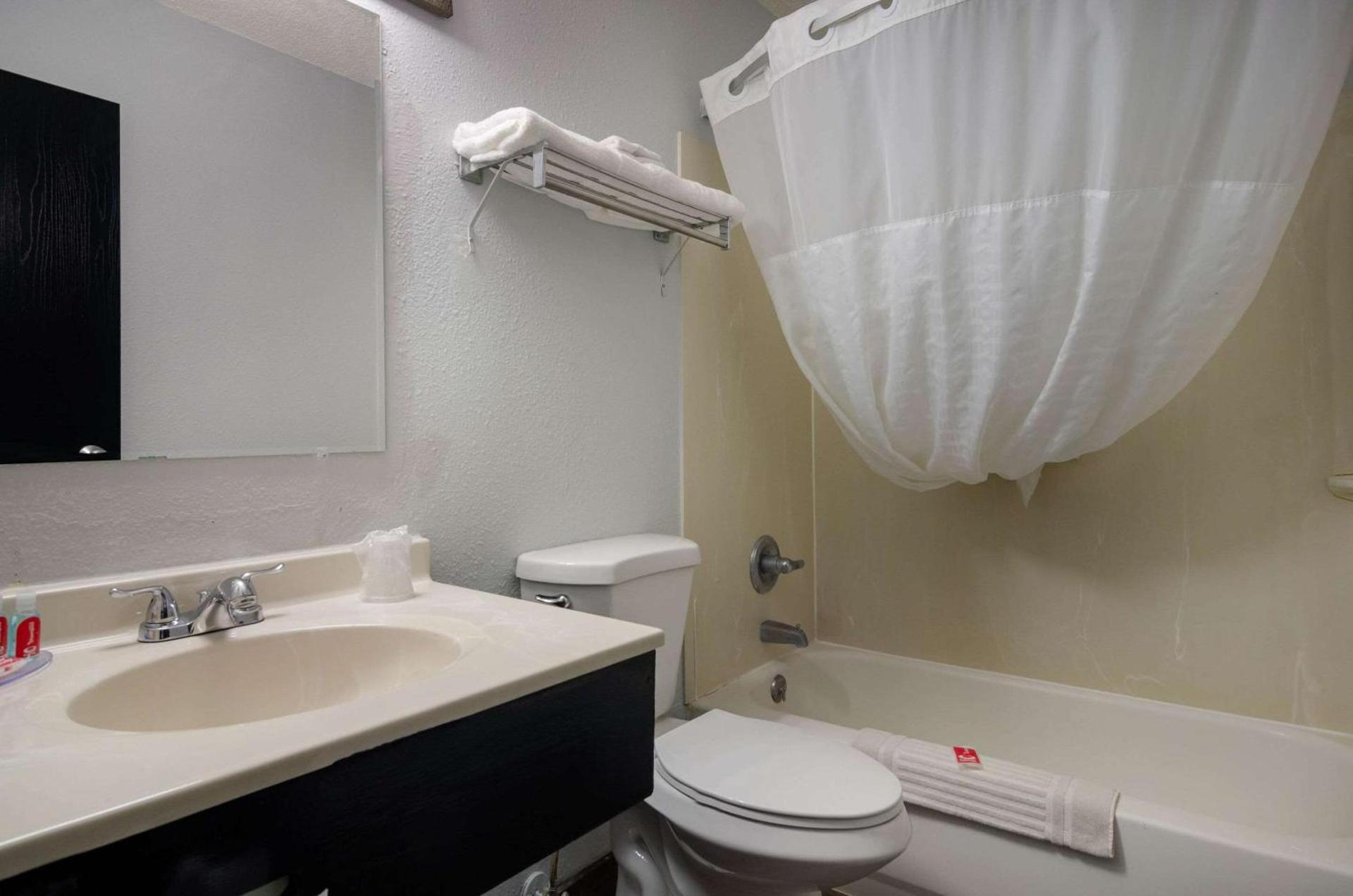 Econo Lodge Scottsbluff photo 12