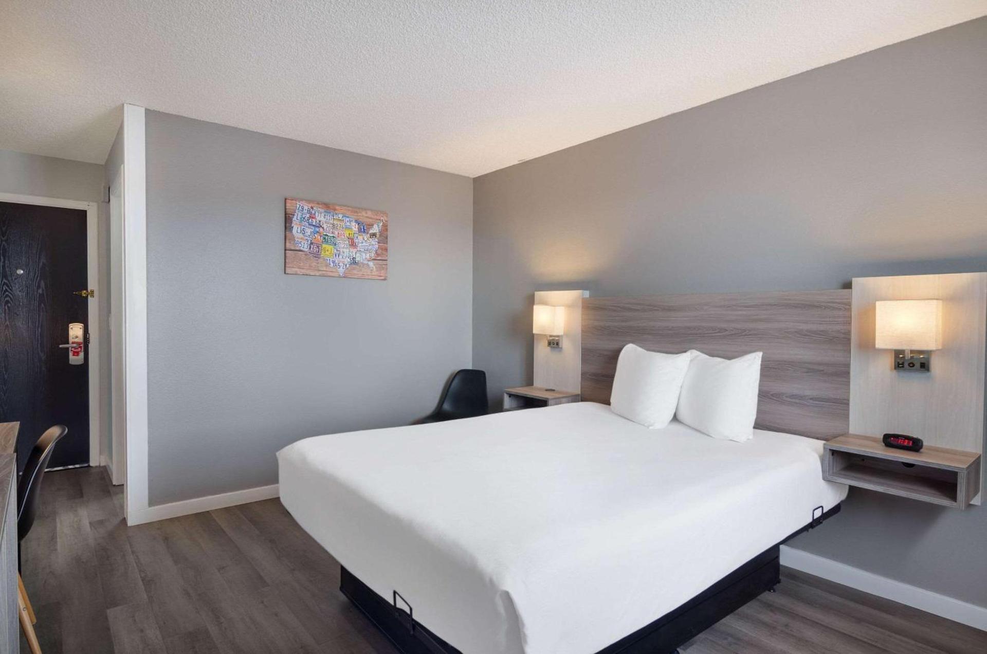 Econo Lodge Scottsbluff photo 14