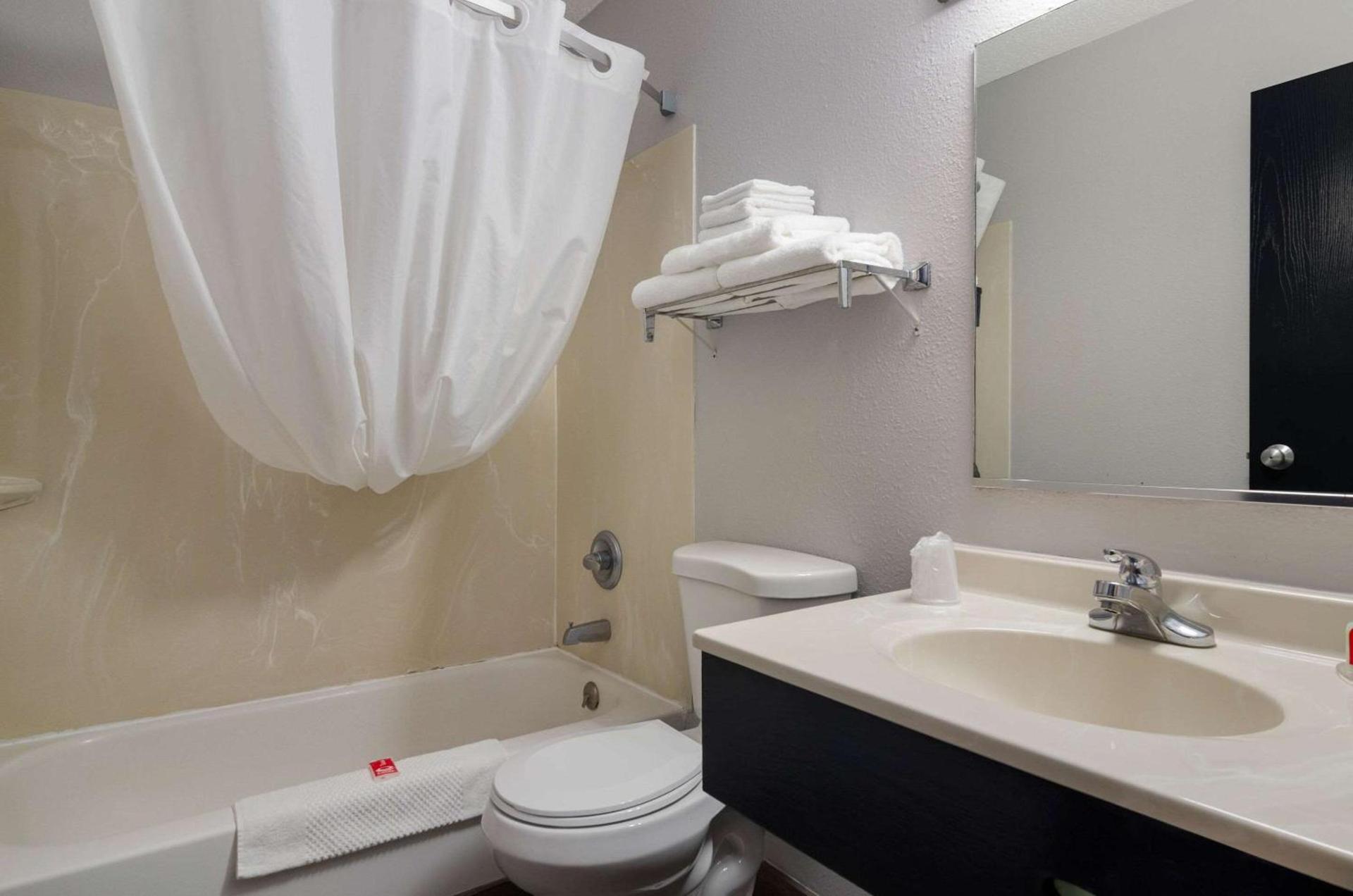 Econo Lodge Scottsbluff photo 21