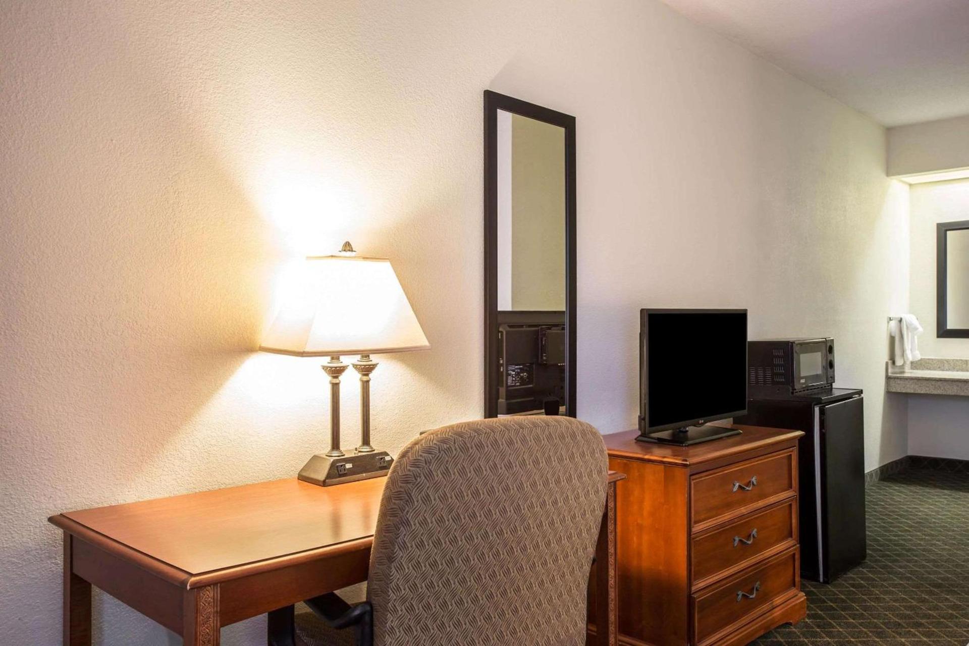 Clarion Inn & Suites Aiken South photo 13