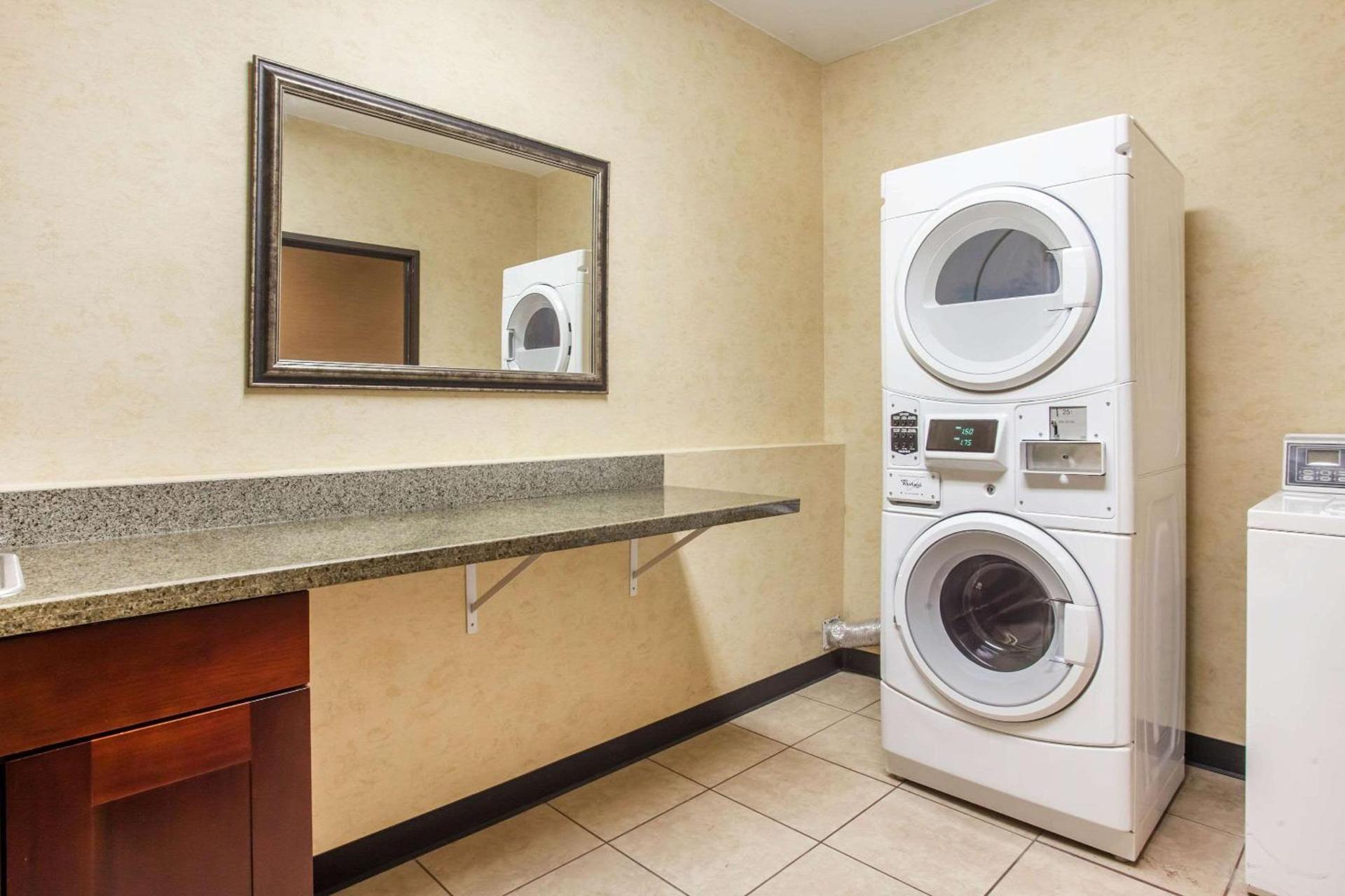 Comfort Suites Near Vancouver Mall photo 41
