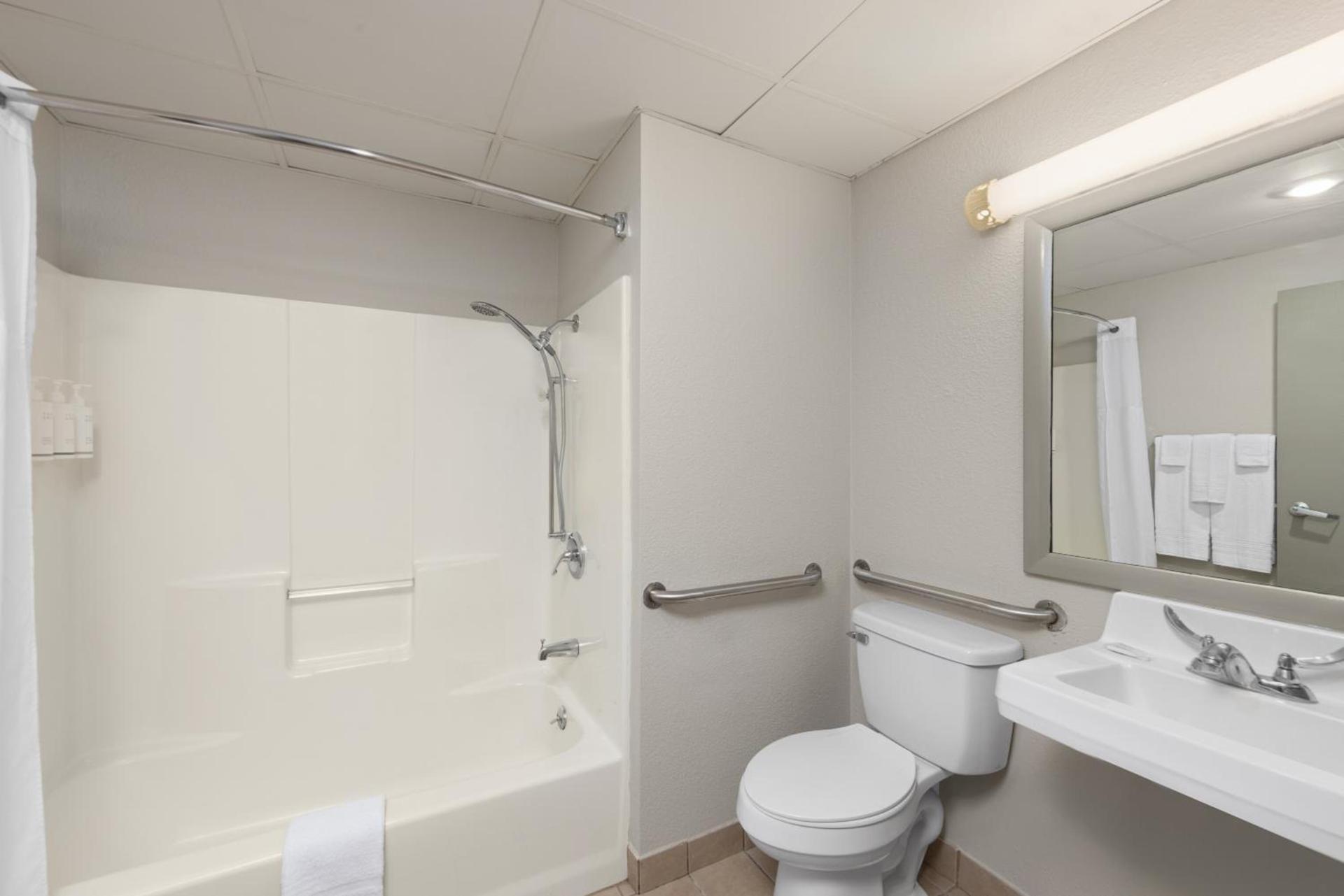 Days Inn by Wyndham Carthage photo 45