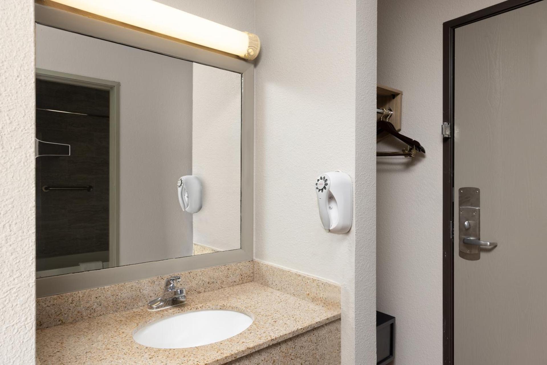 Days Inn by Wyndham Carthage photo 41