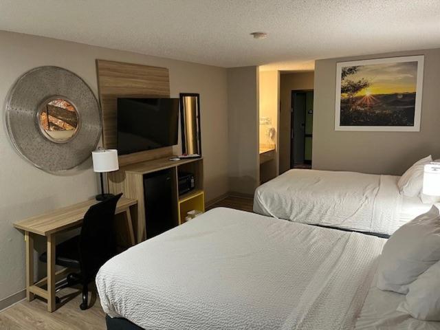 Days Inn by Wyndham Carthage photo 36