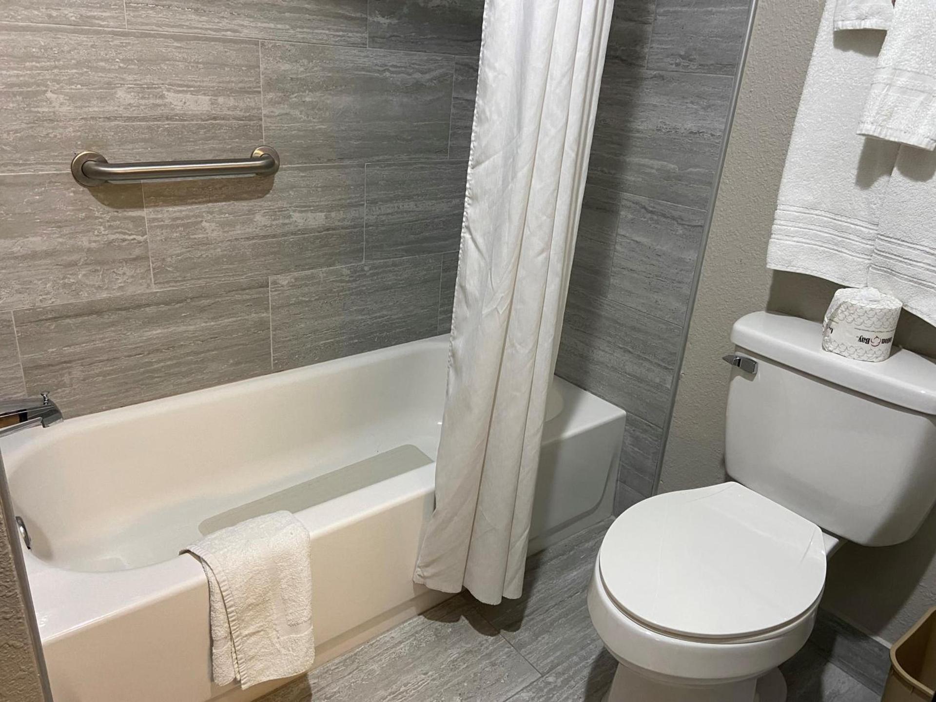 Days Inn by Wyndham Carthage photo 32