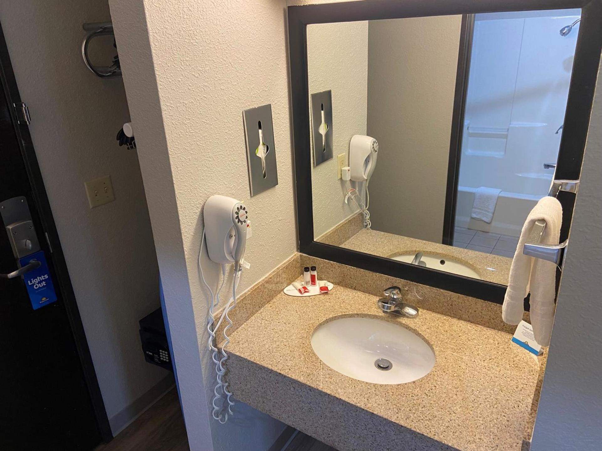 Days Inn by Wyndham Carthage photo 29