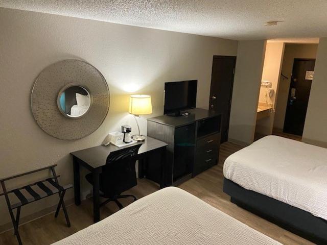 Days Inn by Wyndham Carthage photo 26