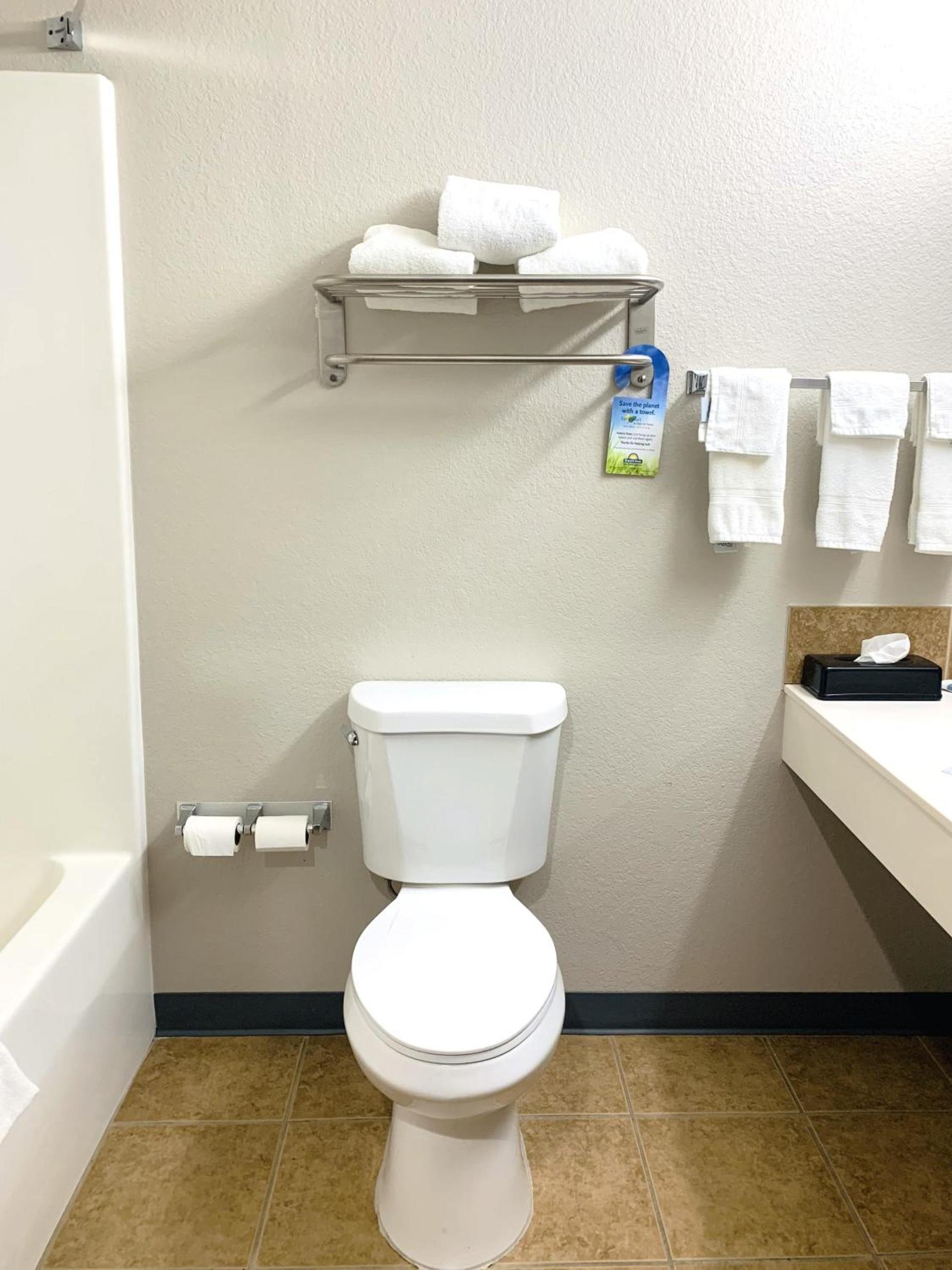 Days Inn & Suites by Wyndham Wynne photo 18