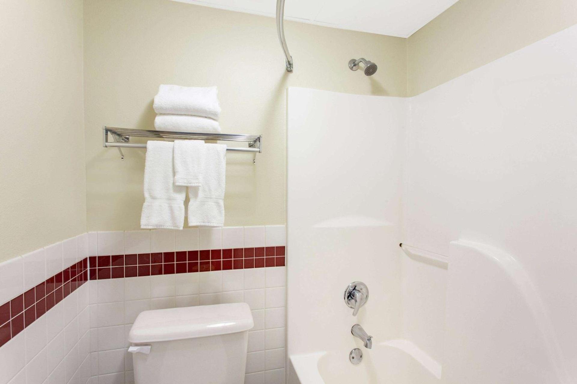 AmericInn by Wyndham St Cloud MN I-94 photo 10