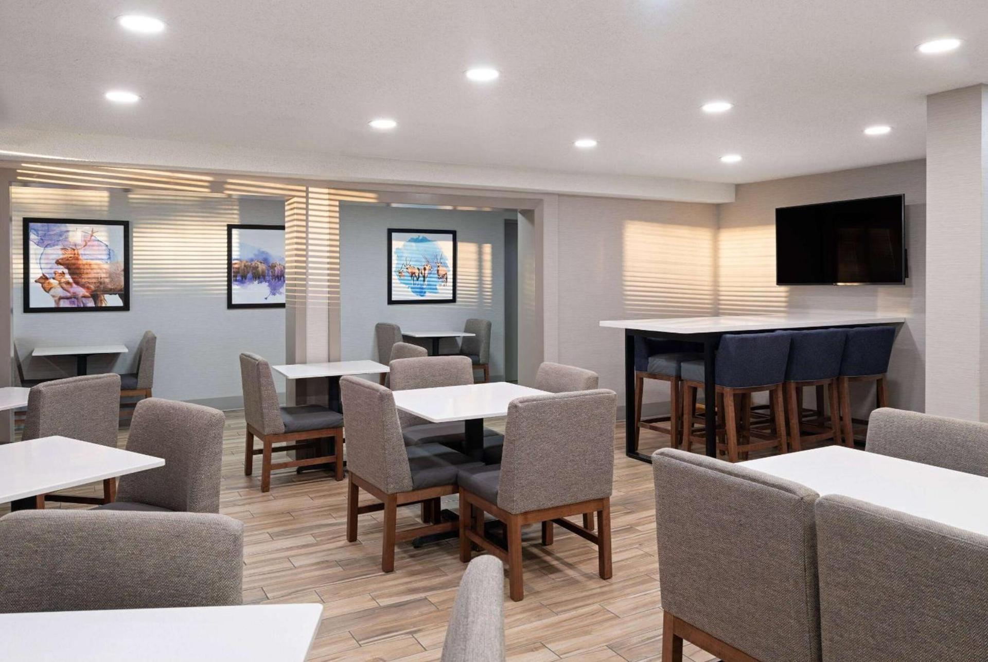 AmericInn by Wyndham Casper Event Center Area photo 9