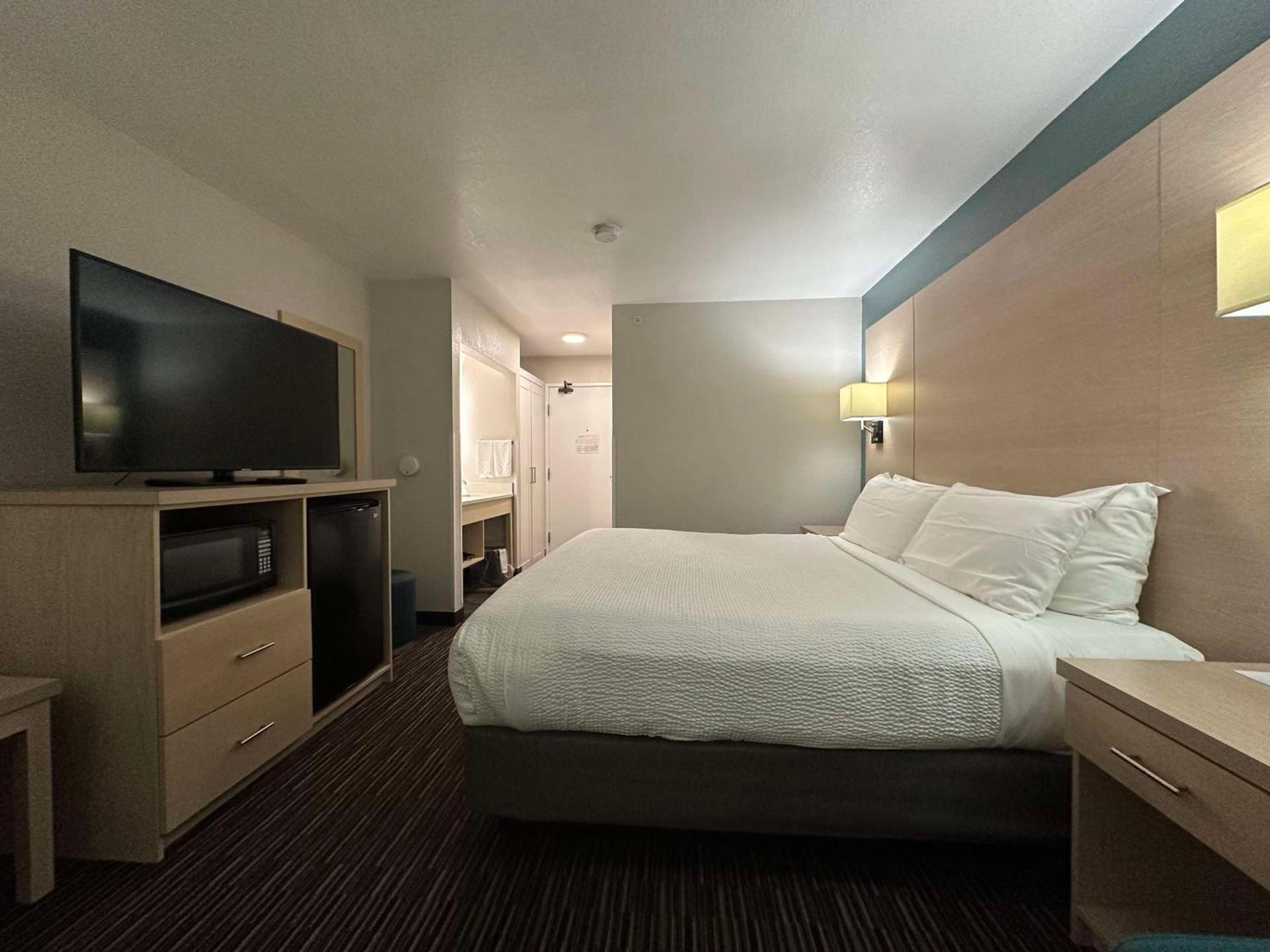 Best Western Watertown photo 11