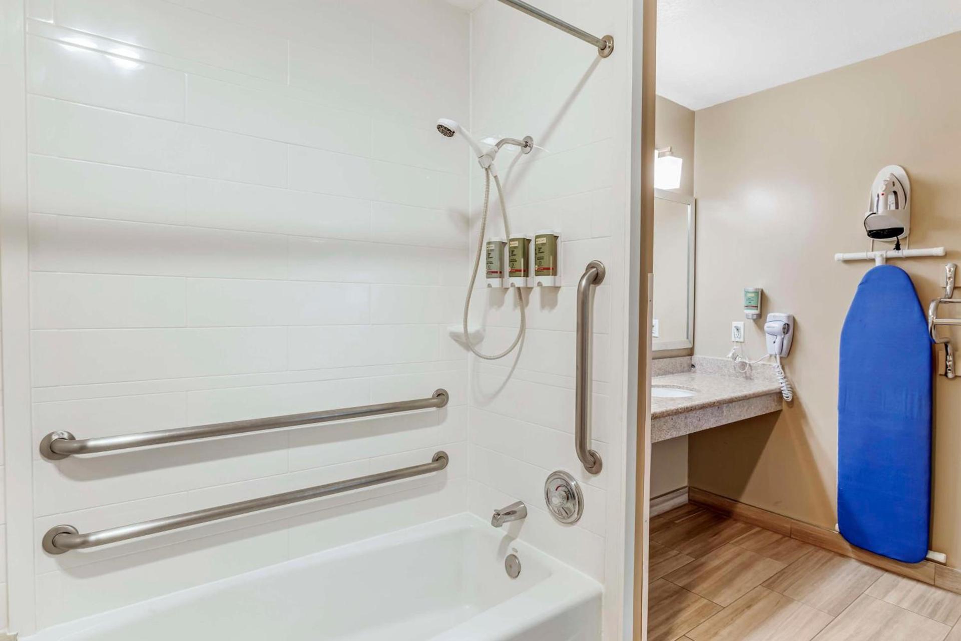 Best Western China Lake Inn photo 40