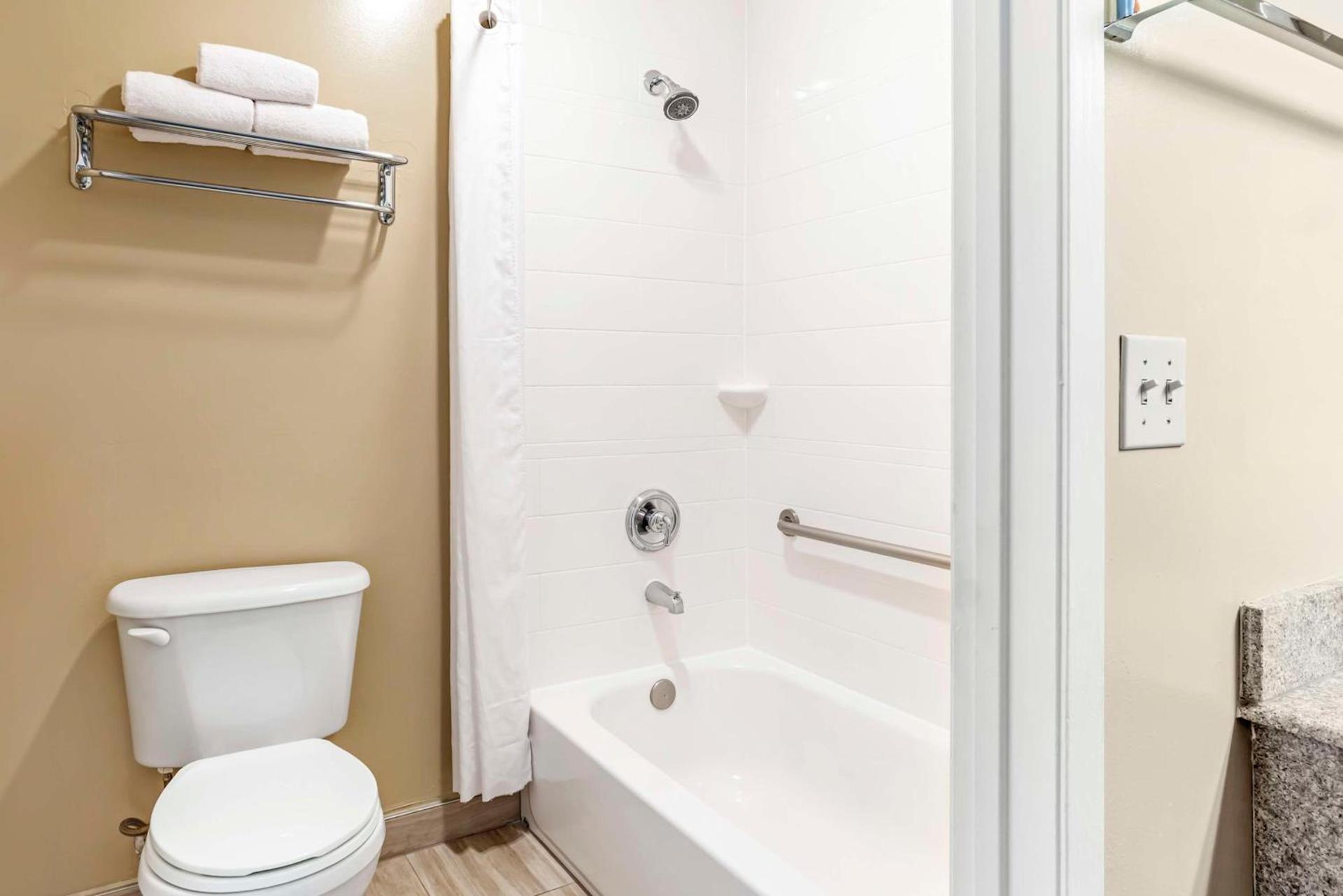 Best Western China Lake Inn photo 44