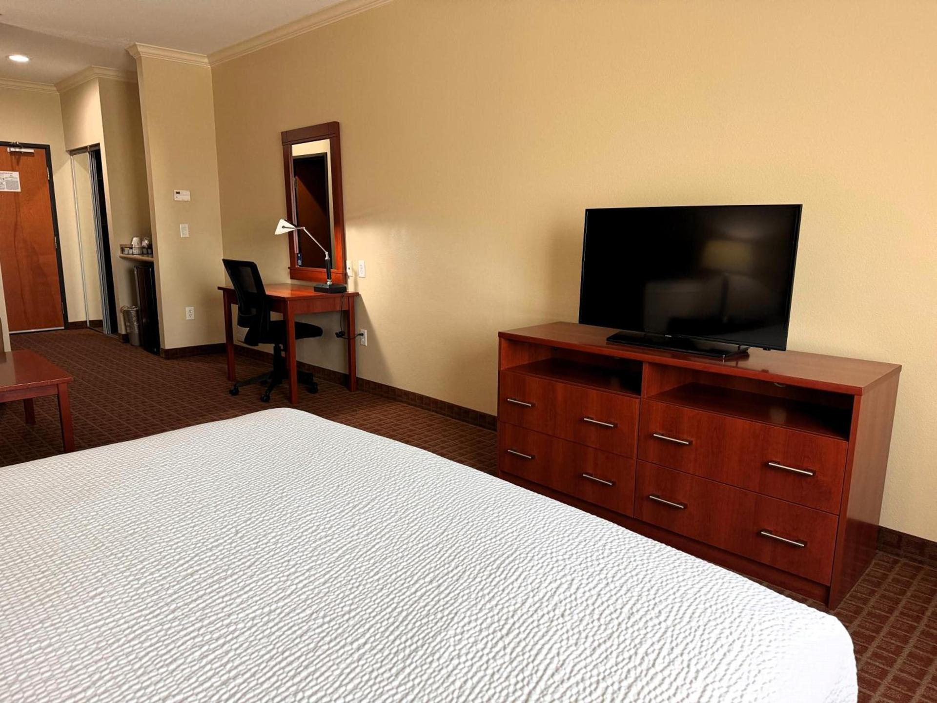 Ramada by Wyndham College Station photo 71