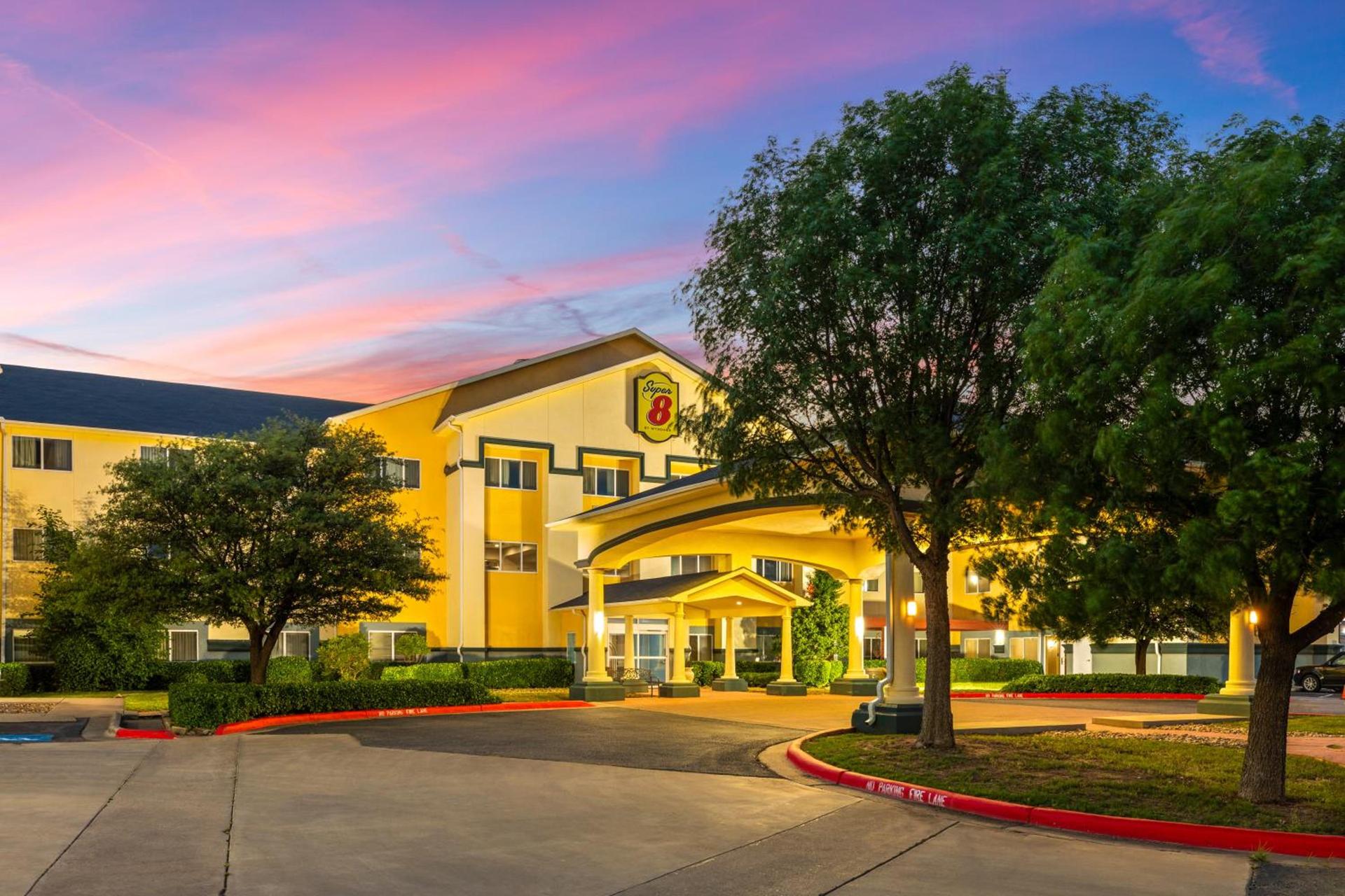 Super 8 by Wyndham Lubbock West photo 43