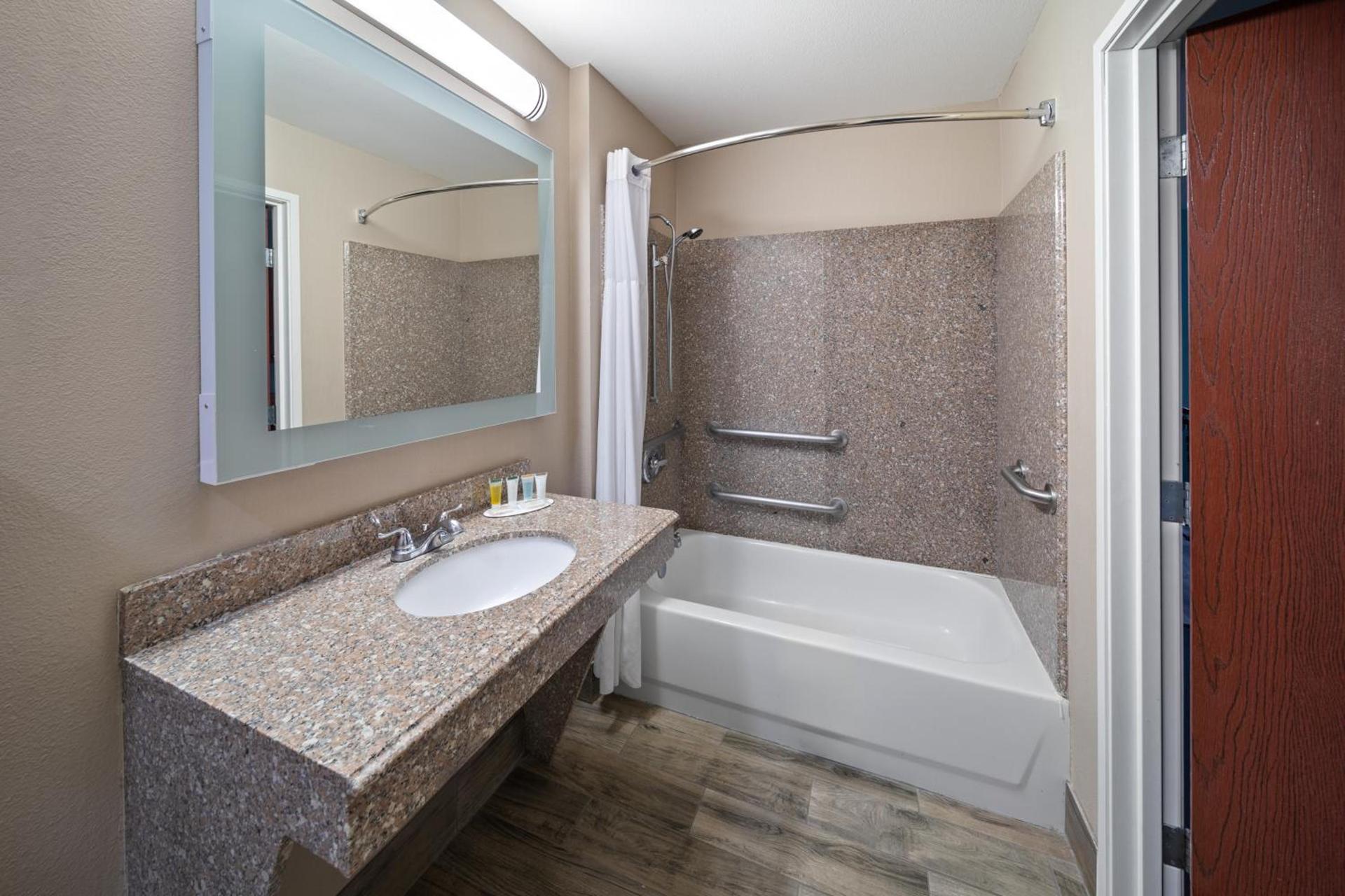 Super 8 by Wyndham Lubbock West photo 54