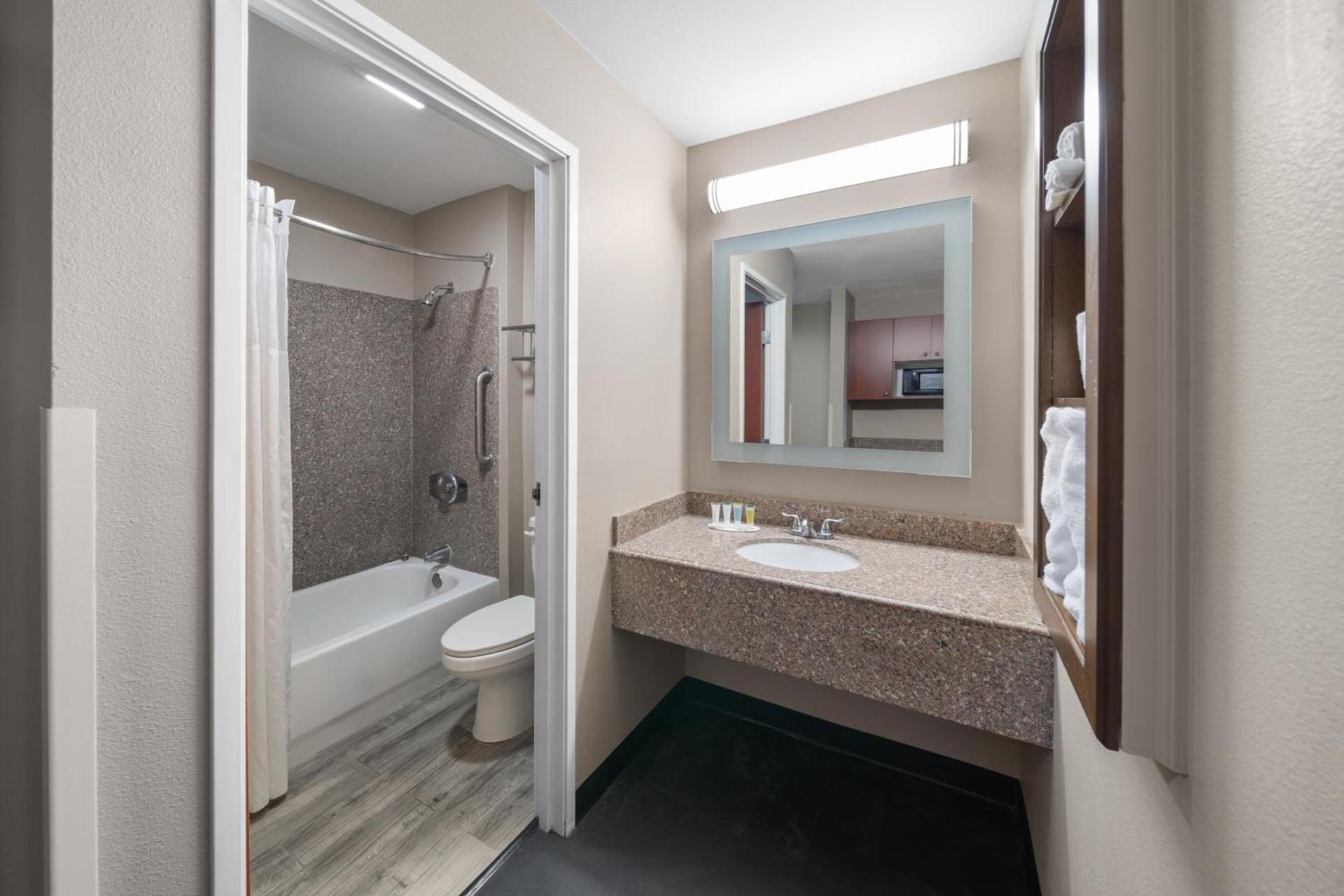 Super 8 by Wyndham Lubbock West photo 71