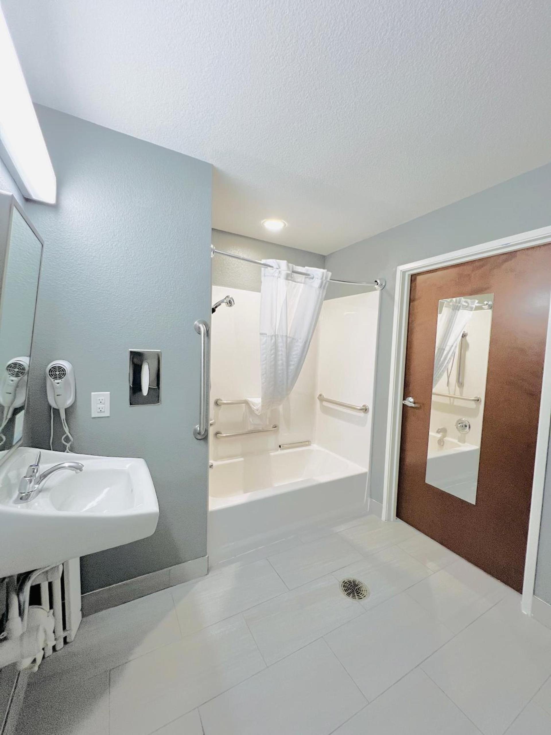 Microtel Inn & Suites by Wyndham Austin Airport photo 29
