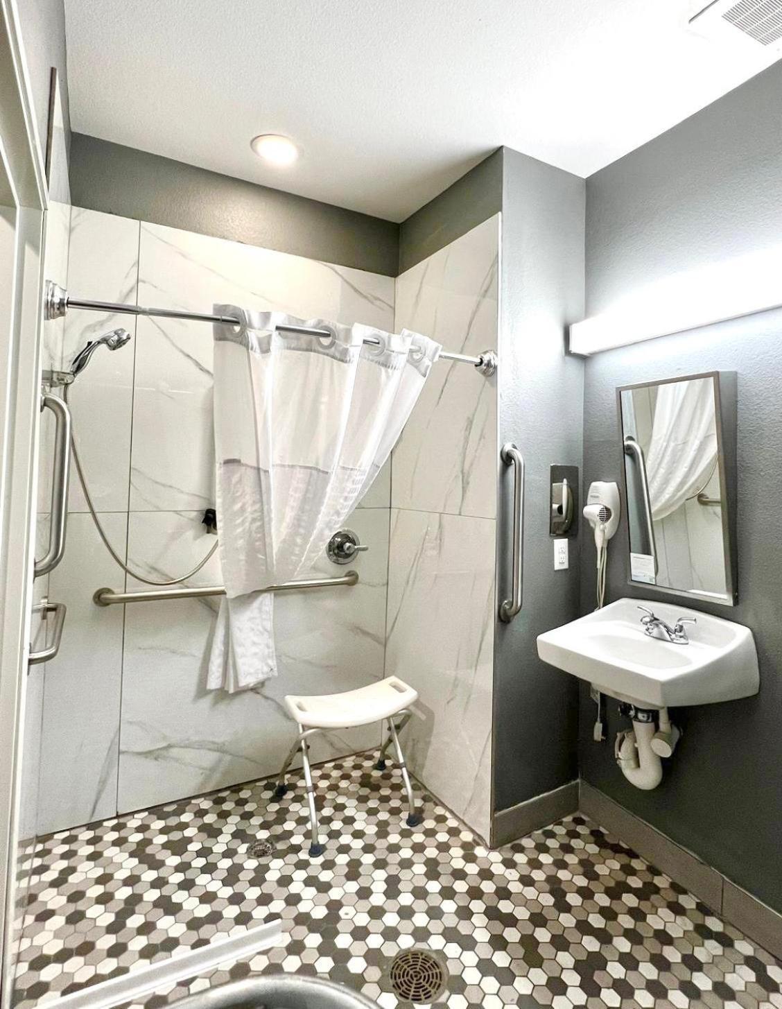 Microtel Inn & Suites by Wyndham Austin Airport photo 31