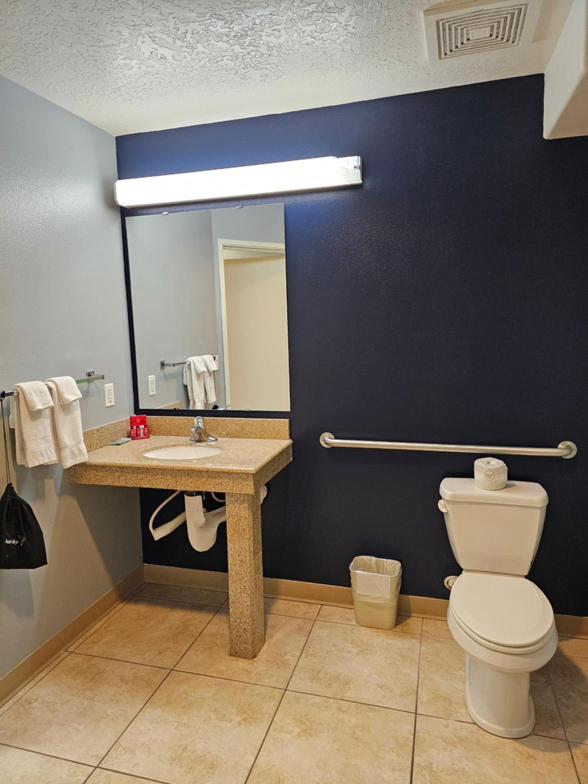 Executive Inn & Suites Extended Stay - Vernal photo 2
