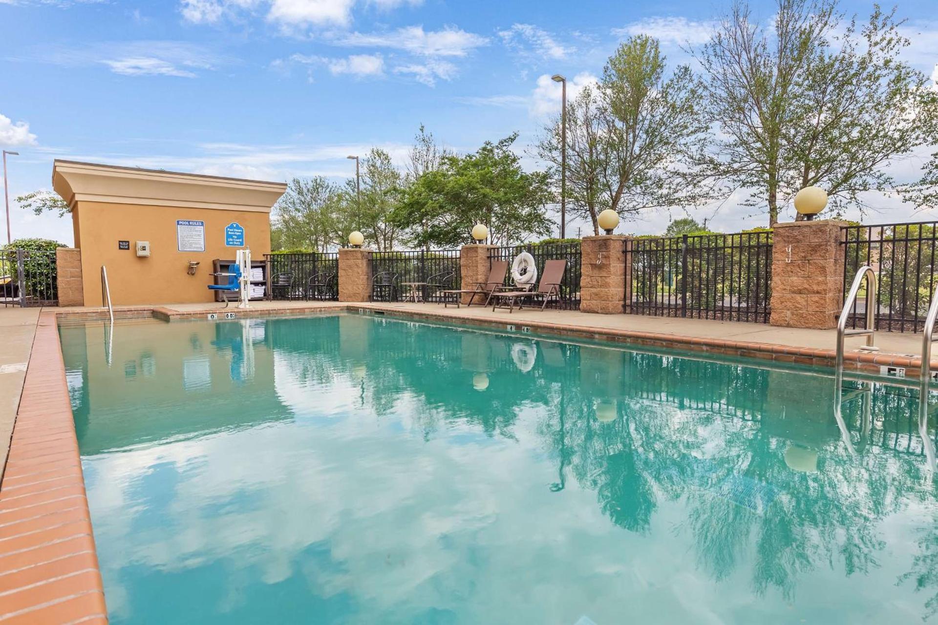 Hampton Inn - Atmore photo 11