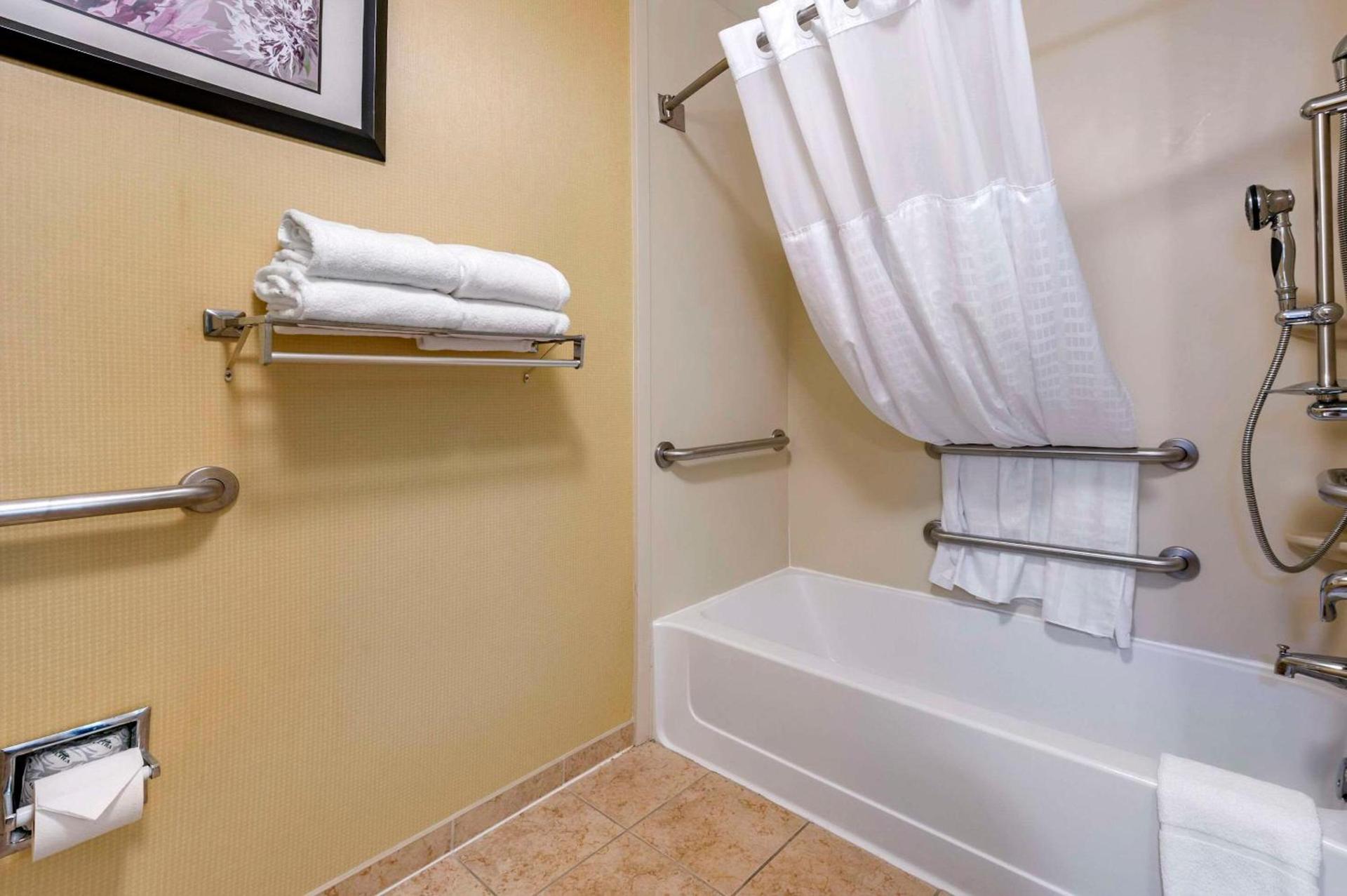 Comfort Suites Urbana Champaign, University Area photo 13