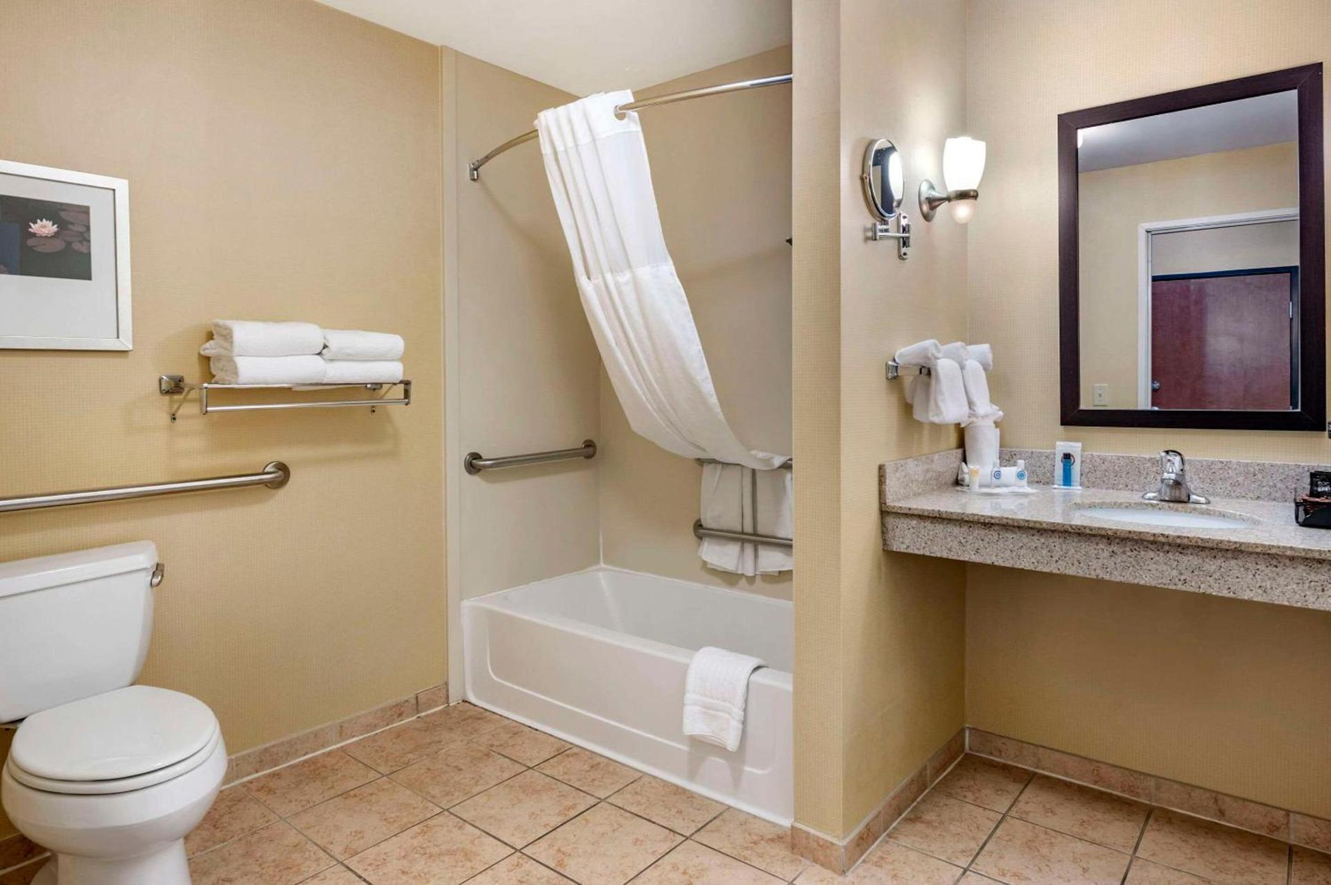 Comfort Suites Urbana Champaign, University Area photo 17