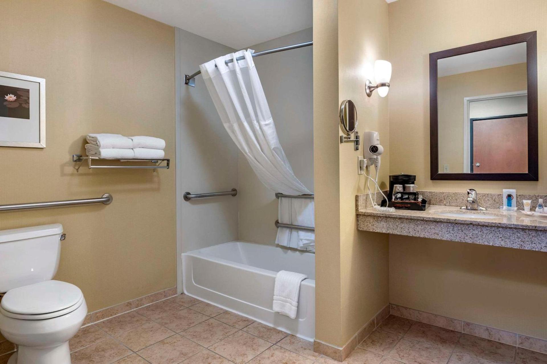 Comfort Suites Urbana Champaign, University Area photo 28