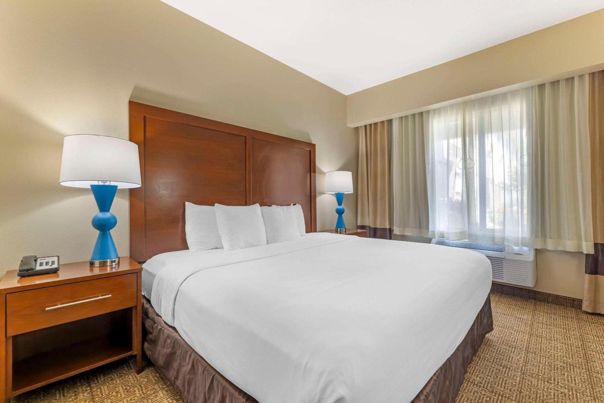 Comfort Suites Near Vancouver Mall photo 11
