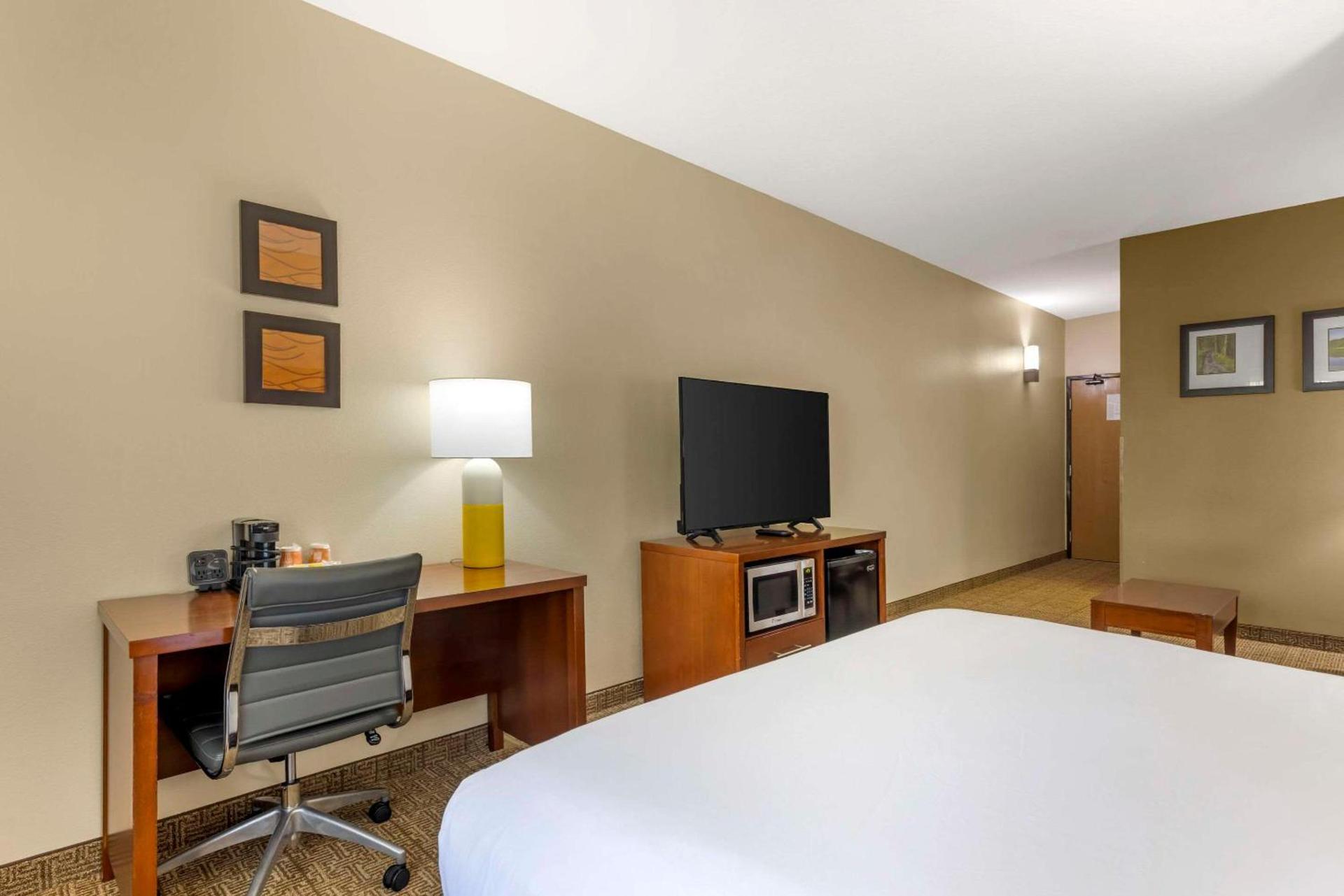 Comfort Suites Near Vancouver Mall photo 13