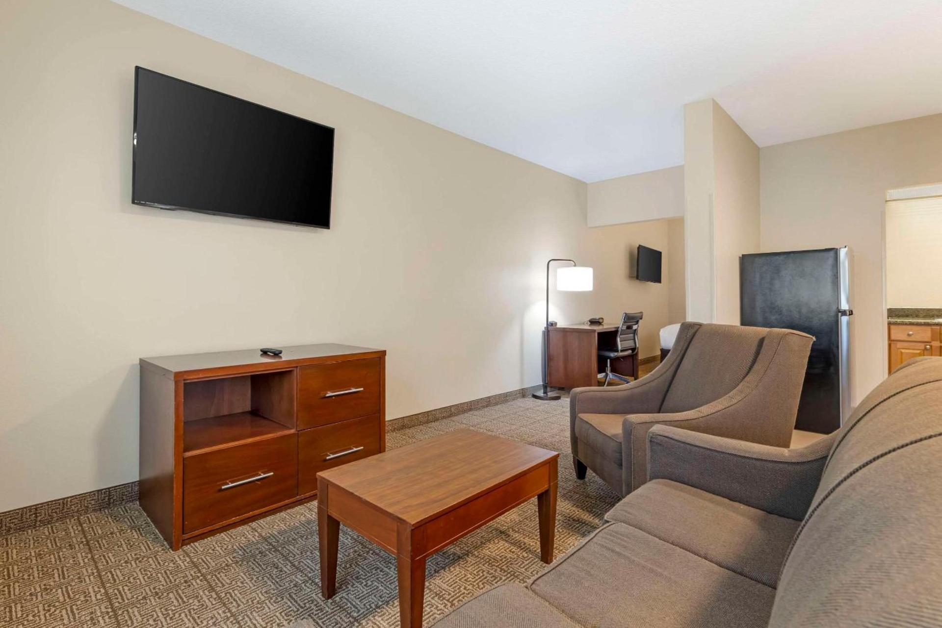Comfort Suites Near Vancouver Mall photo 18