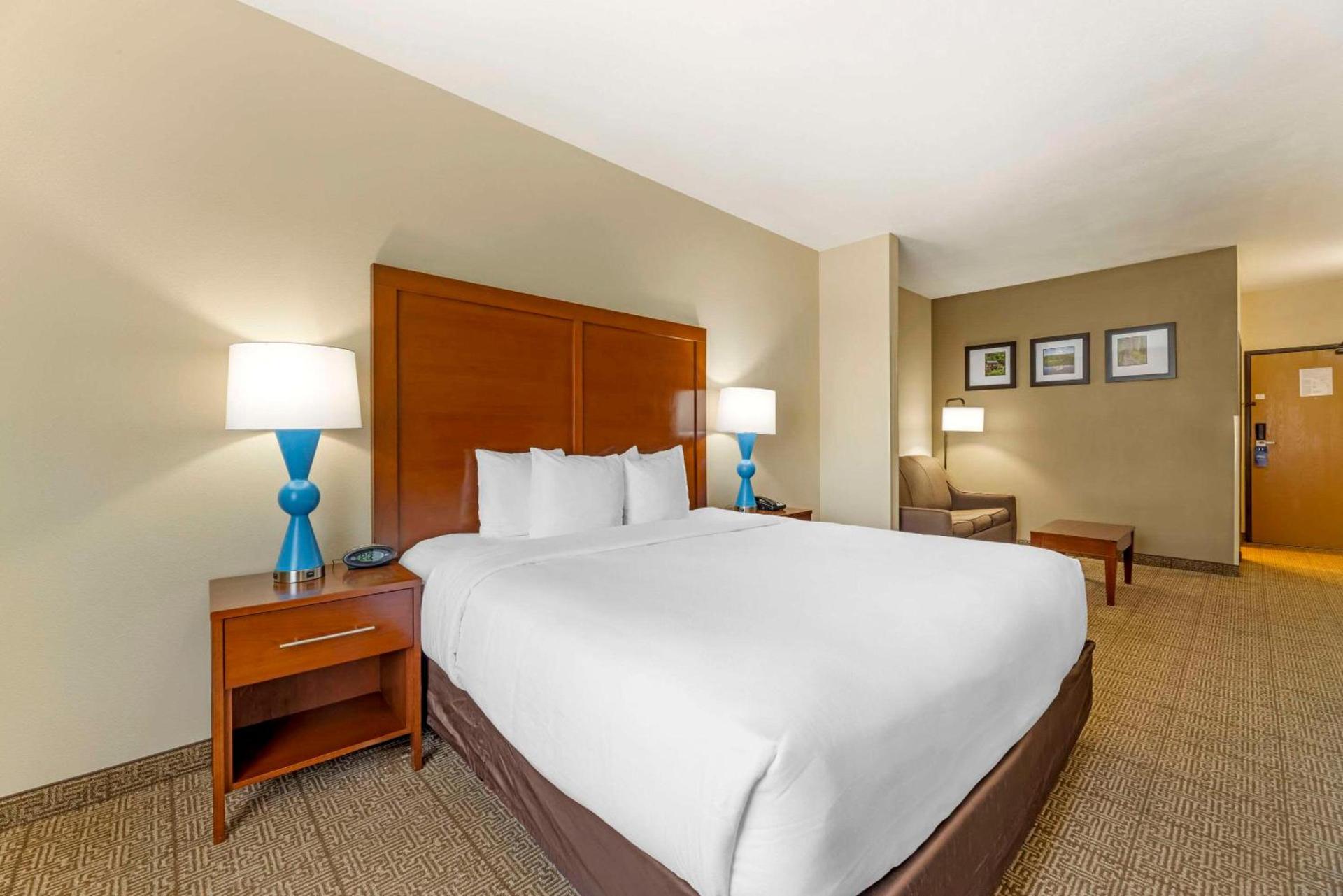 Comfort Suites Near Vancouver Mall photo 31