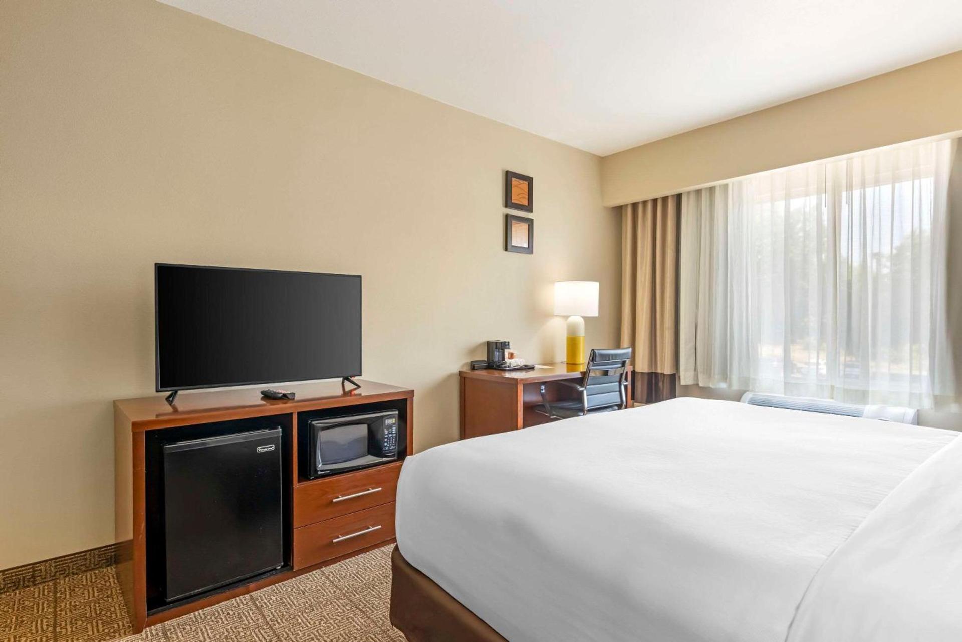 Comfort Suites Near Vancouver Mall photo 32
