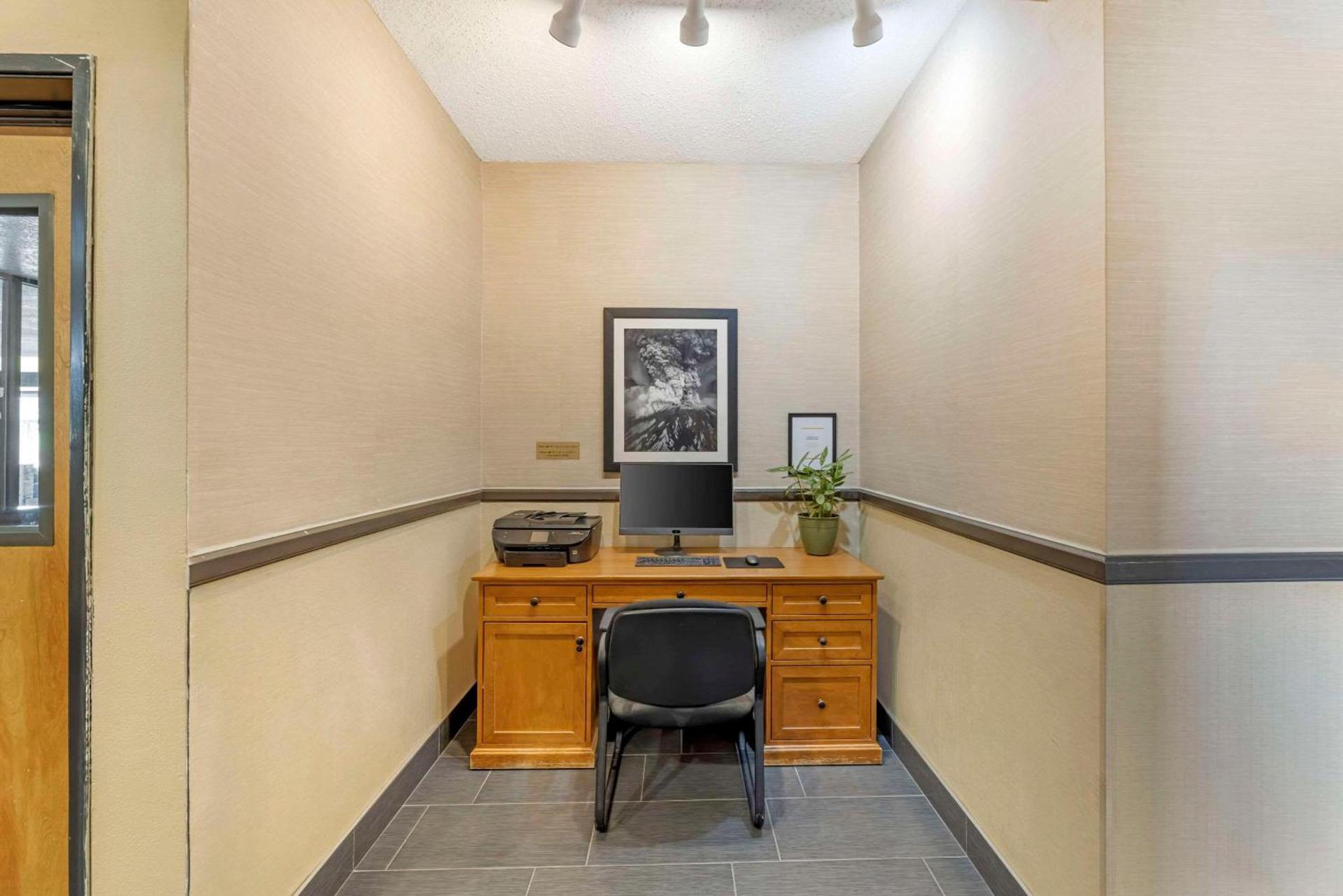 Comfort Suites Near Vancouver Mall photo 38