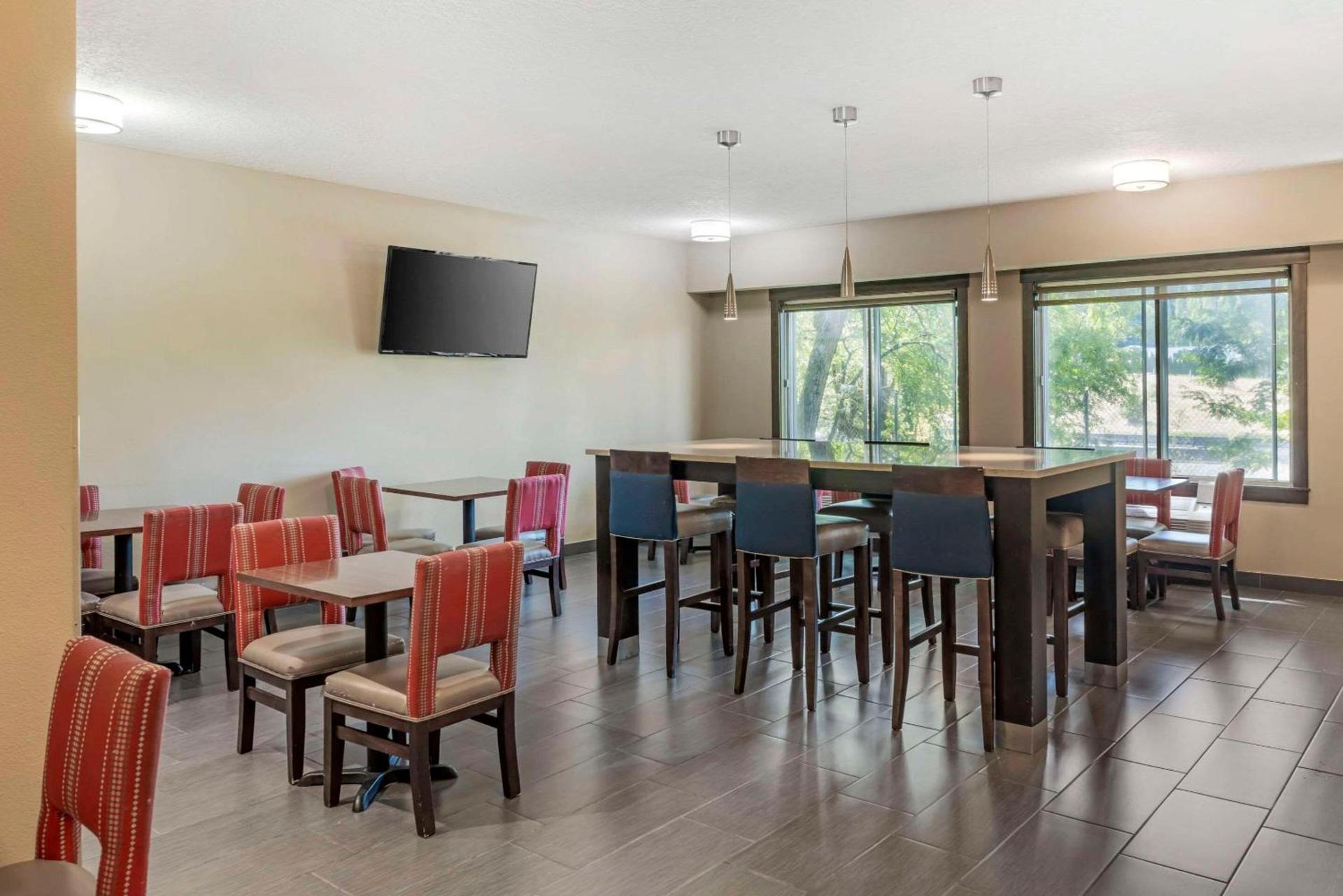 Comfort Suites Near Vancouver Mall photo 40