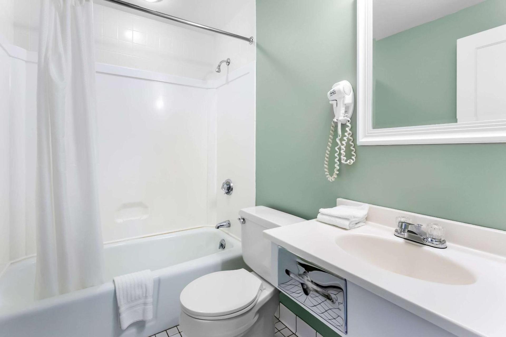 Rodeway Inn Gorham Riverside photo 45