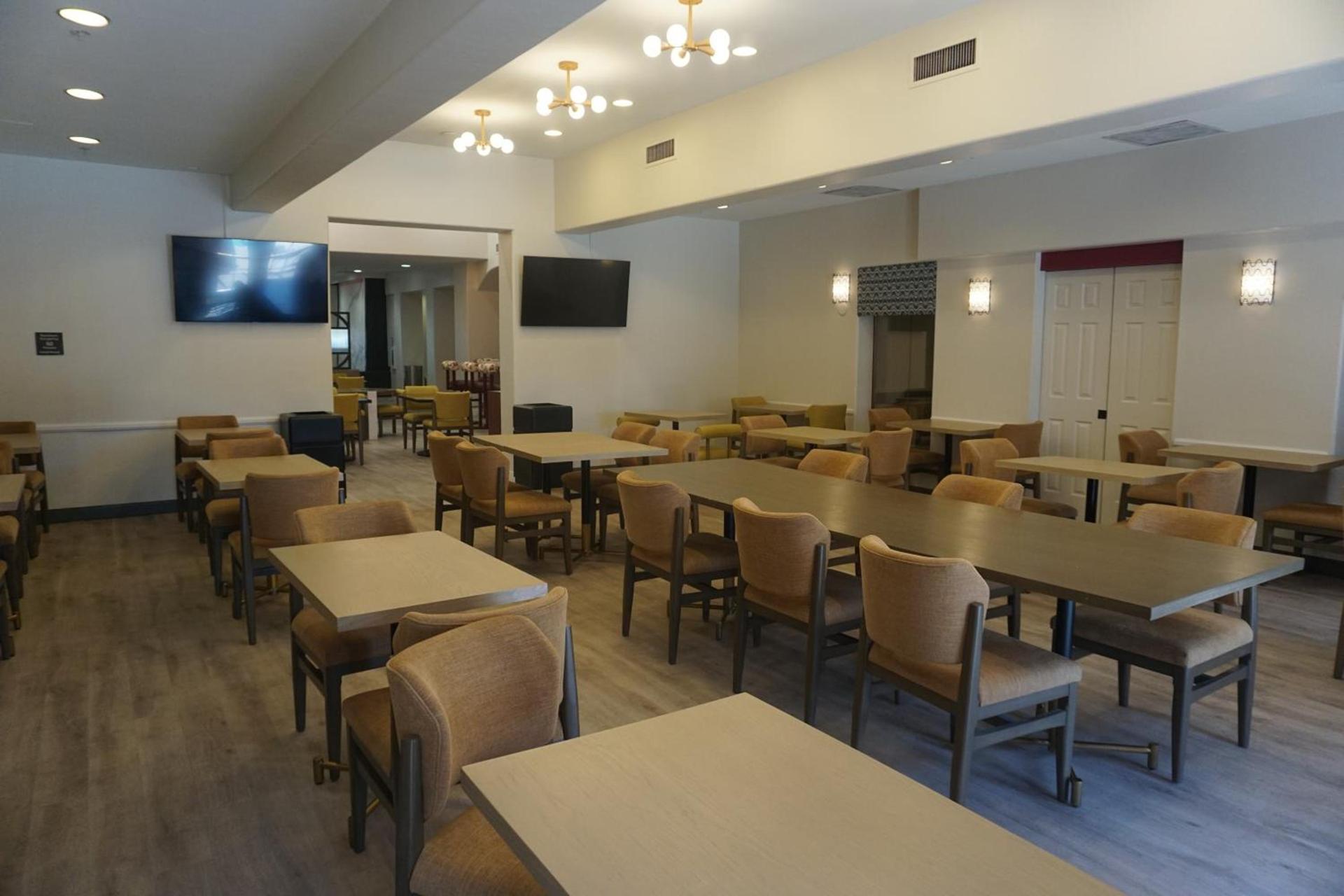 Hampton Inn Tropicana photo 8